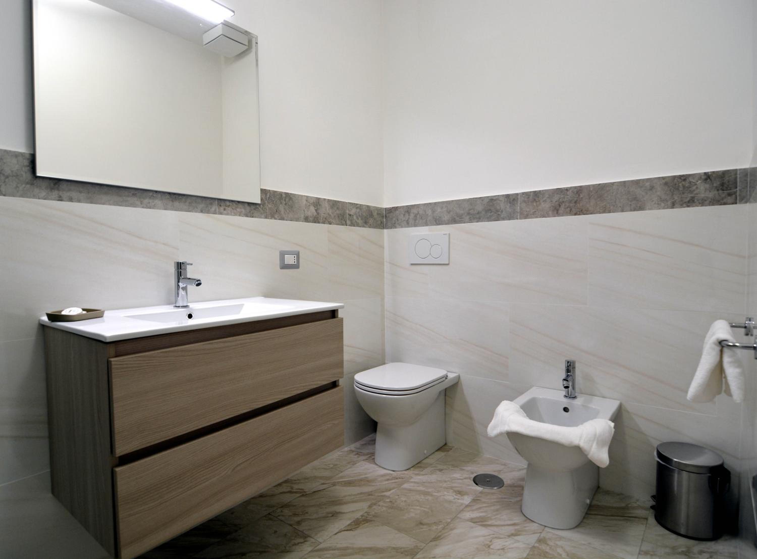 Deluxe Room (2 Adults + 1 Child) - Photo 16