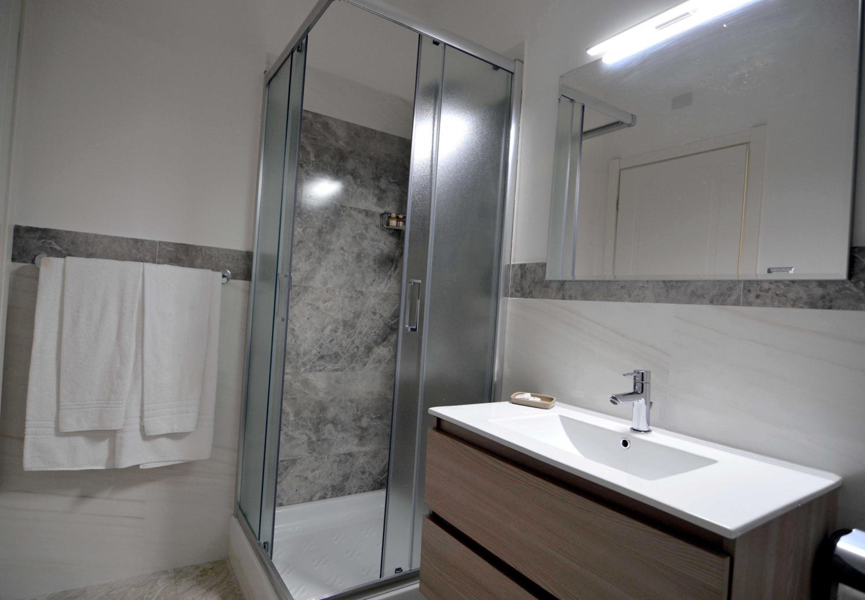 Deluxe Room (2 Adults + 1 Child) - Photo 6