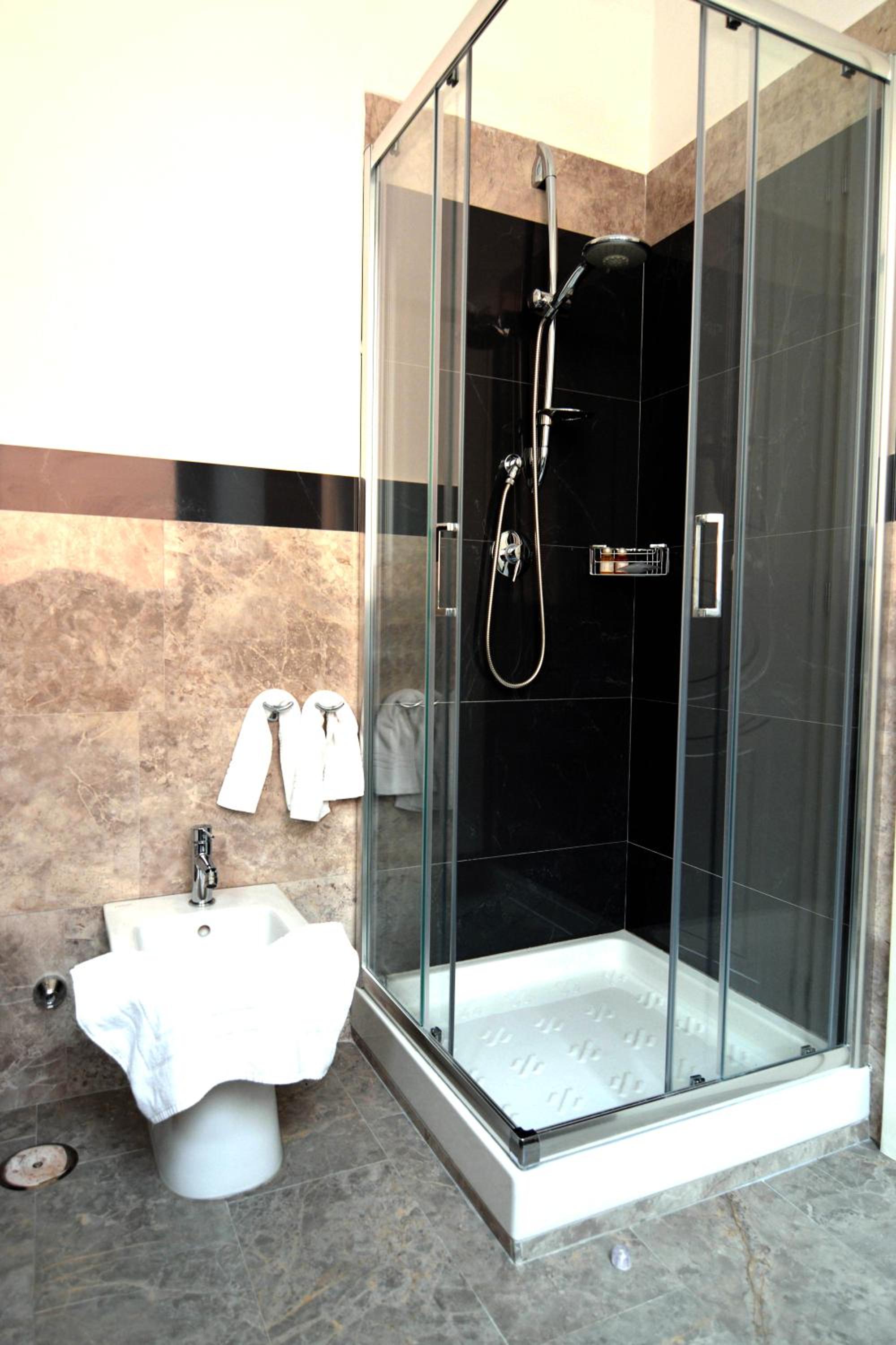 Deluxe Family Suite - Photo 2