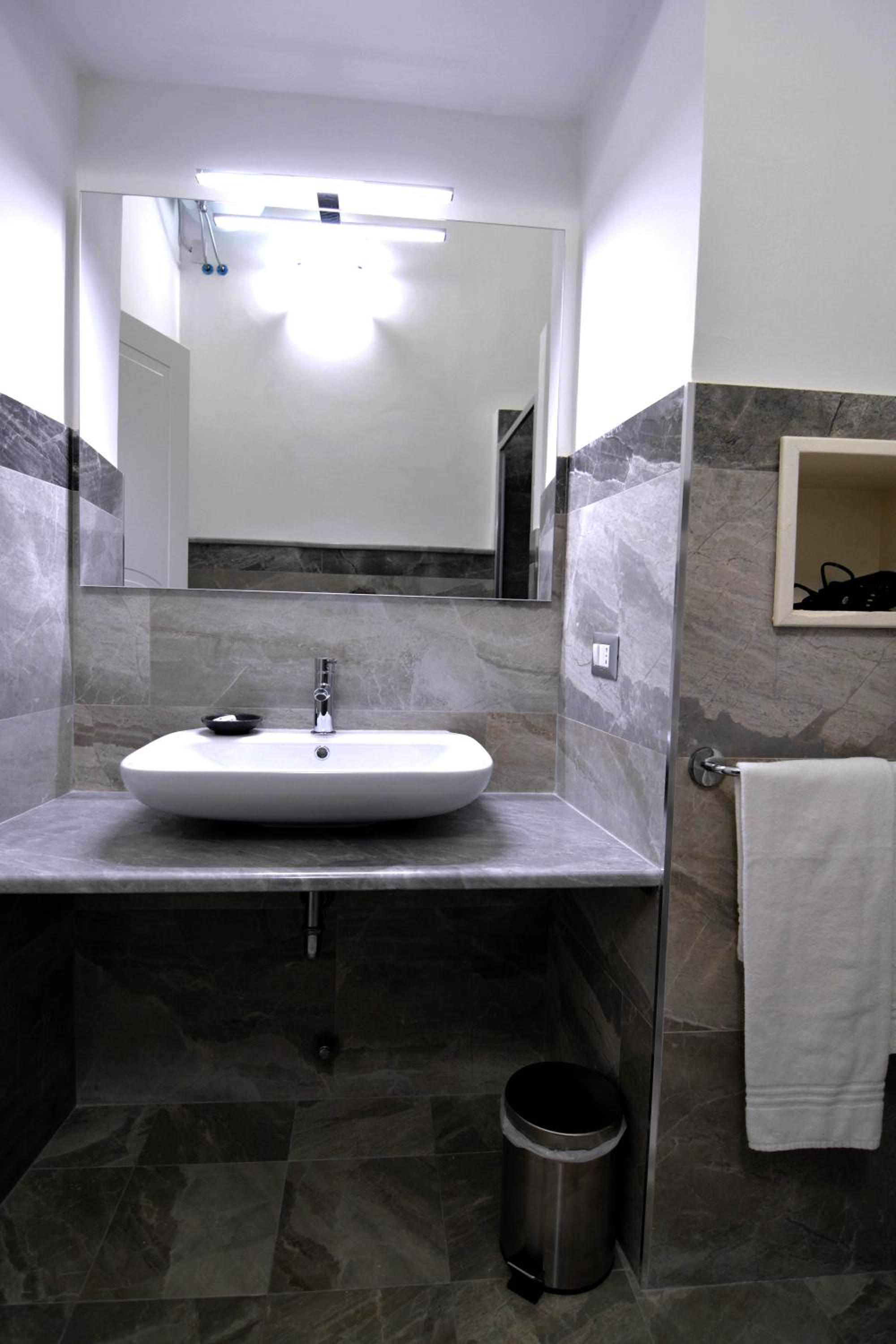 Deluxe Room (2 Adults + 1 Child) - Photo 17