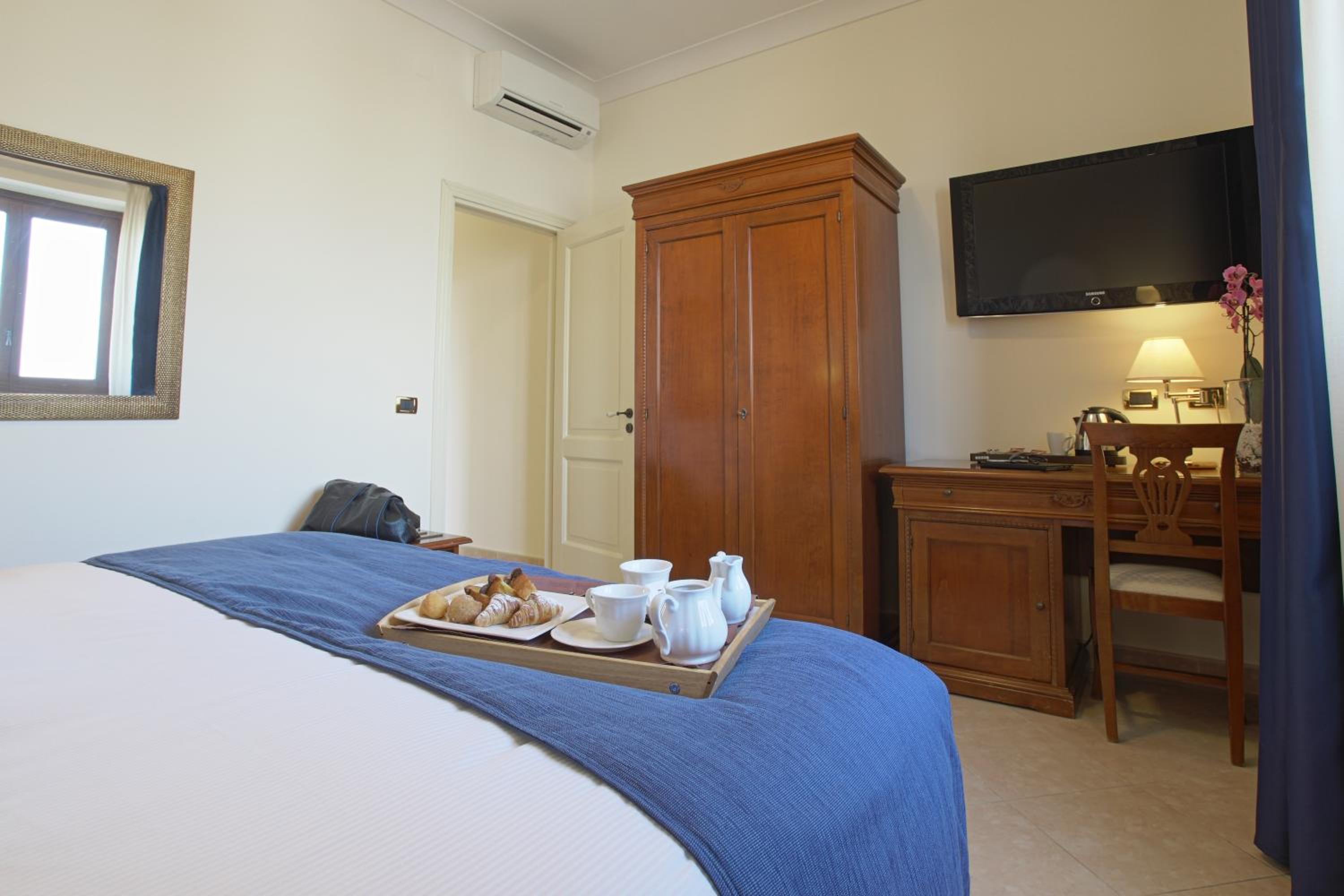 Suite with Sea View - Photo 3