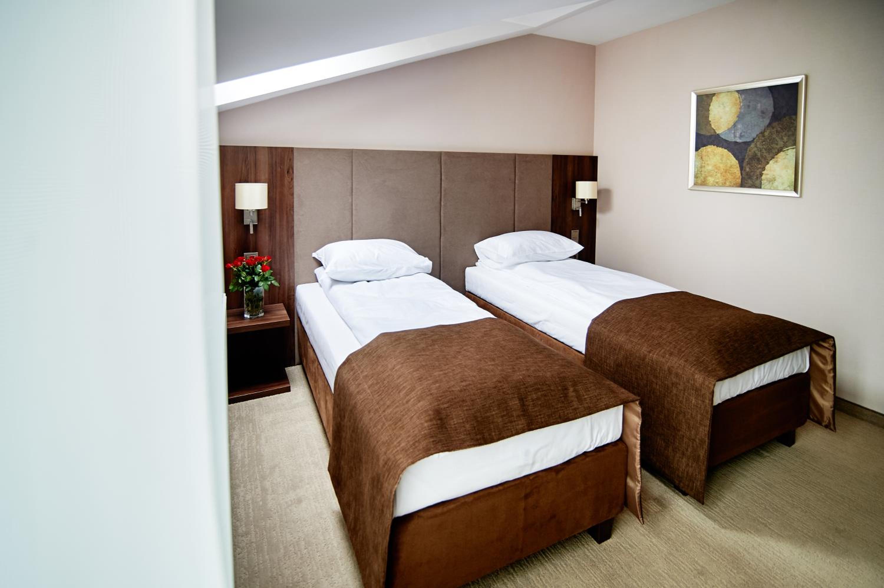Double or Twin Room with Private Bathroom - Photo 2