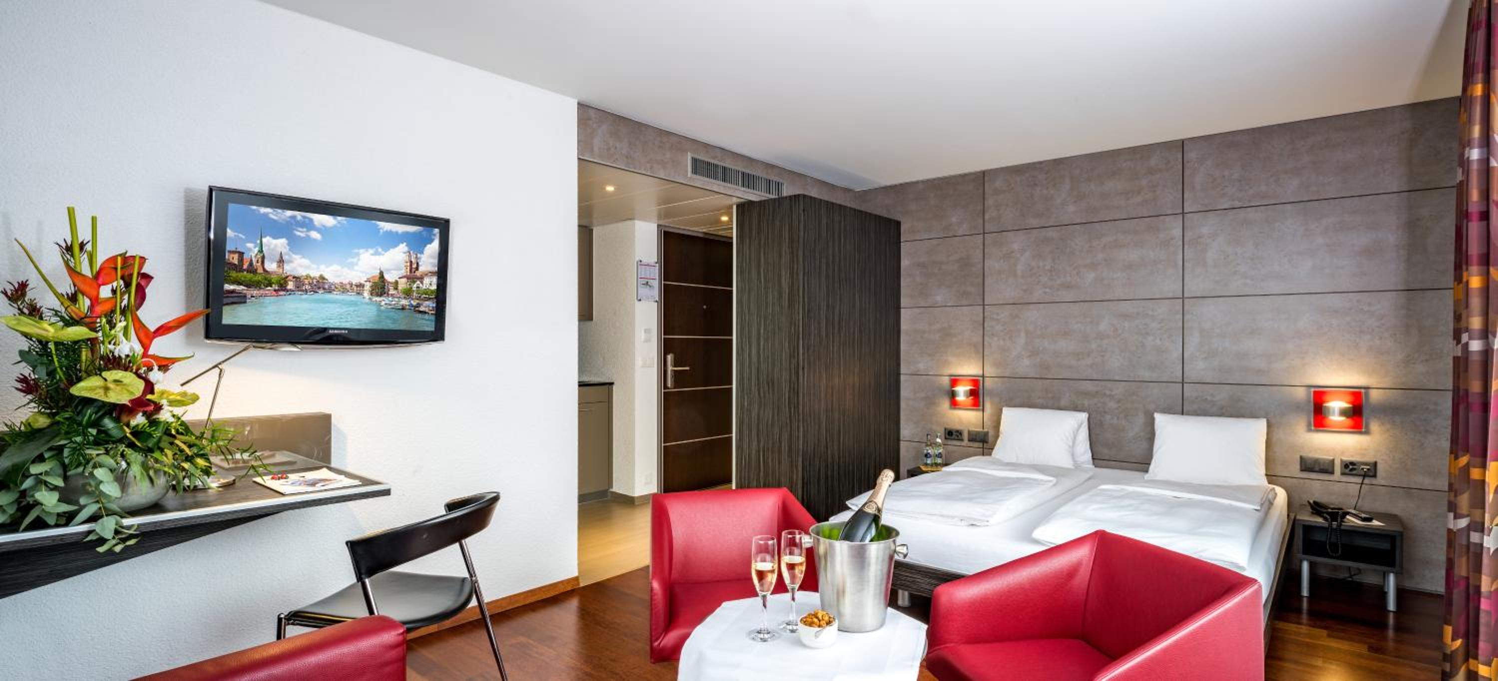 Double Room with Air-Conditioning - Photo 2
