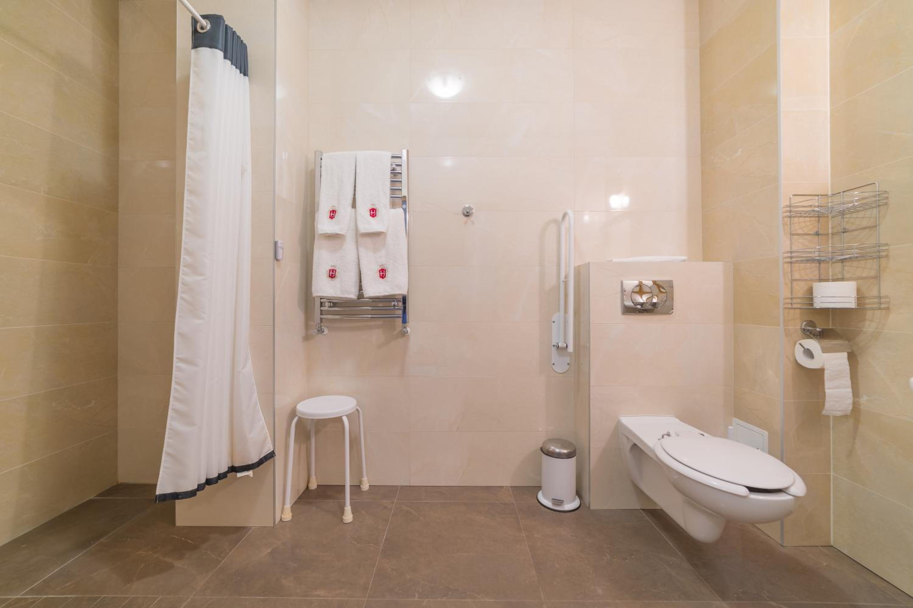 Twin Room - Disability Access photo 3