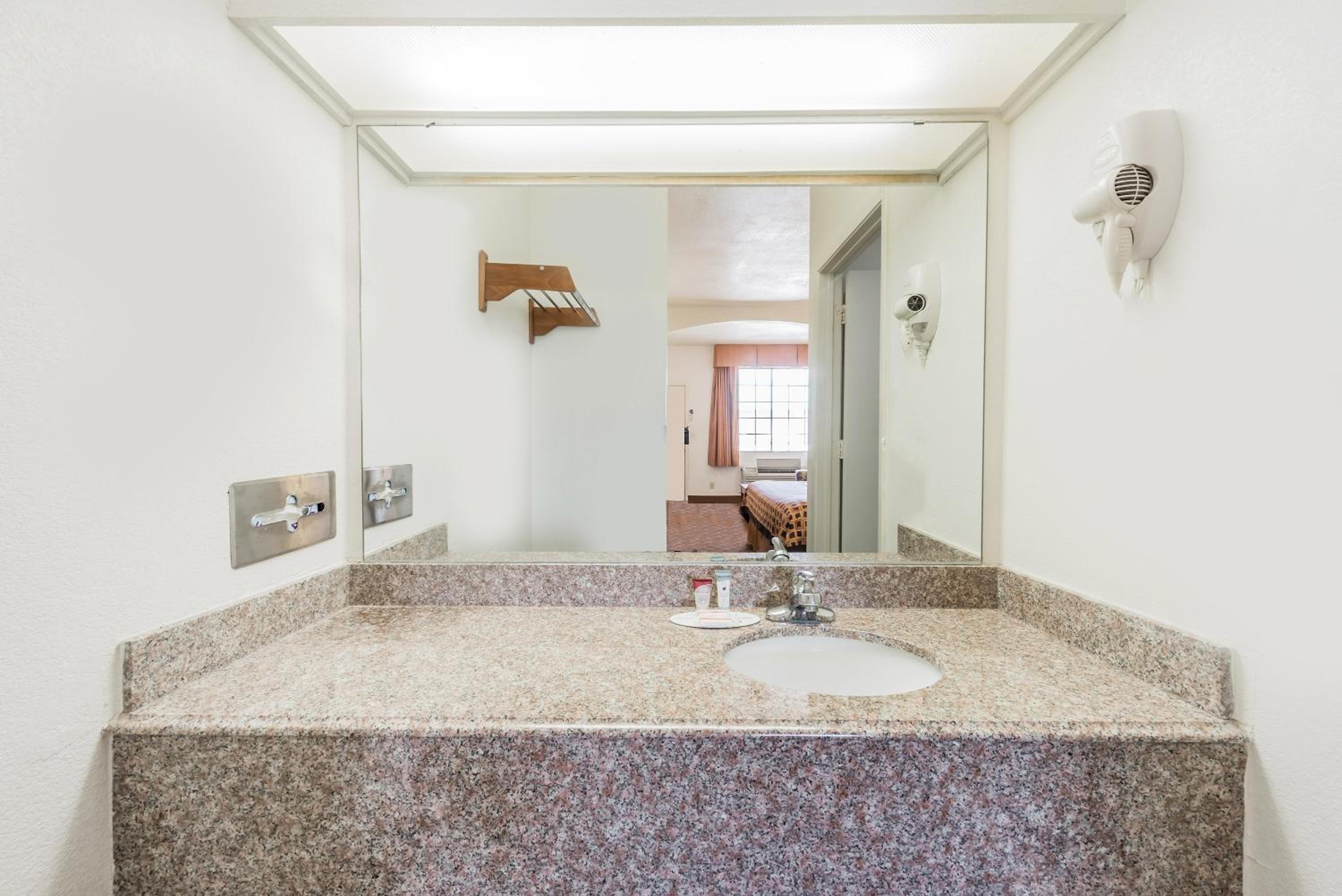 Deluxe Queen Suite - Photo 5