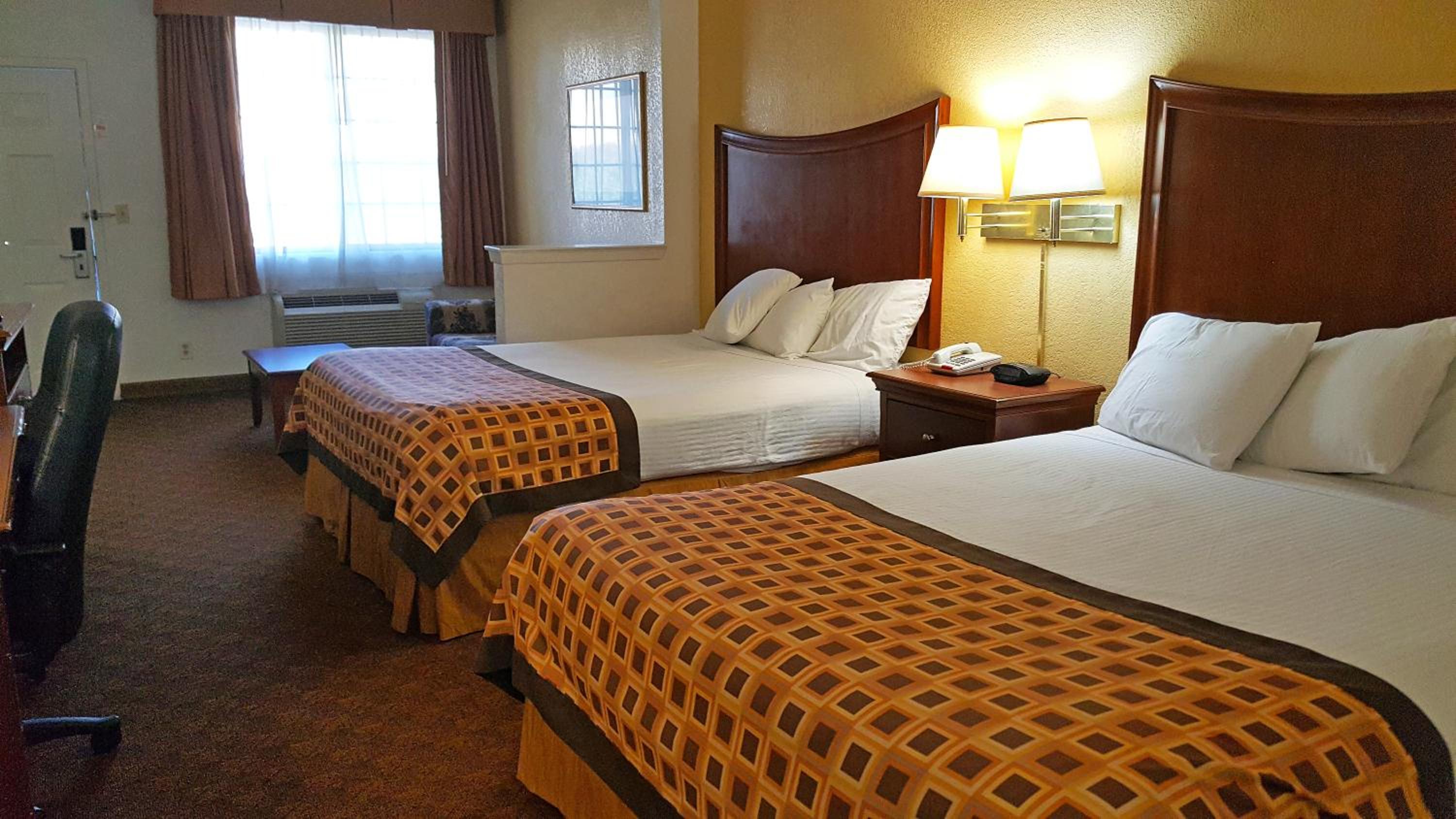 Deluxe Queen Suite - Photo 2