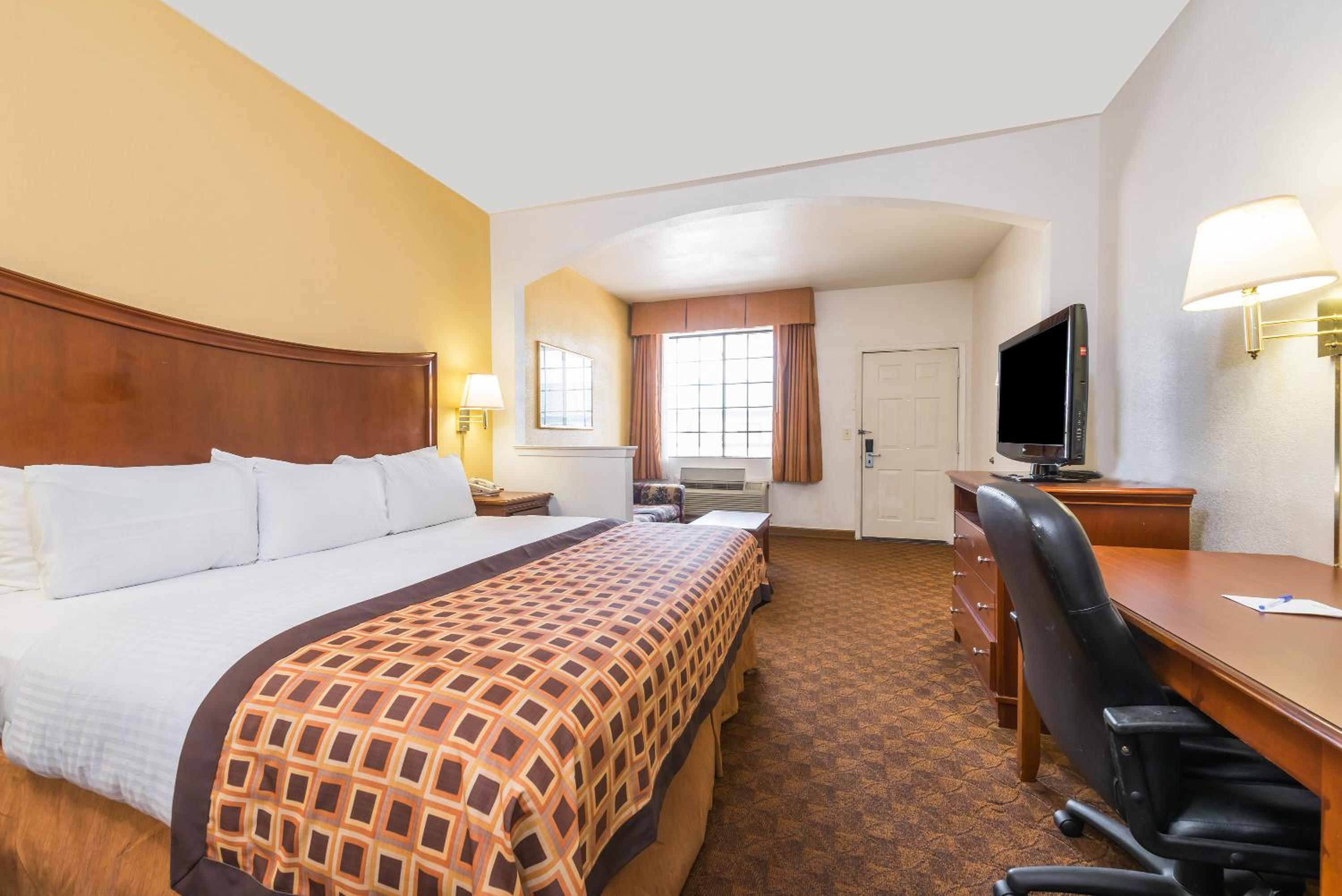 Deluxe King Suite - Photo 4