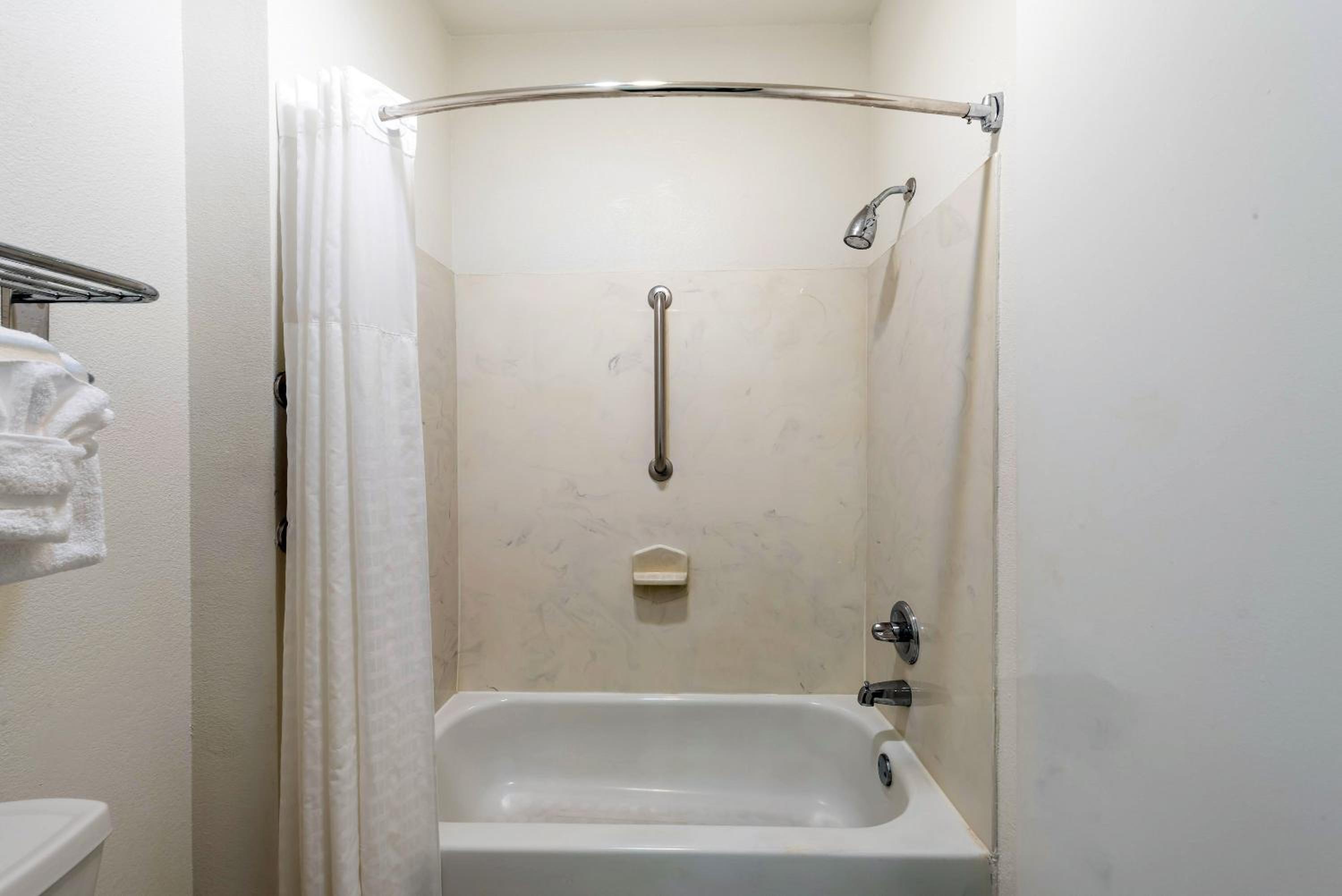 Deluxe Queen Suite - Photo 4