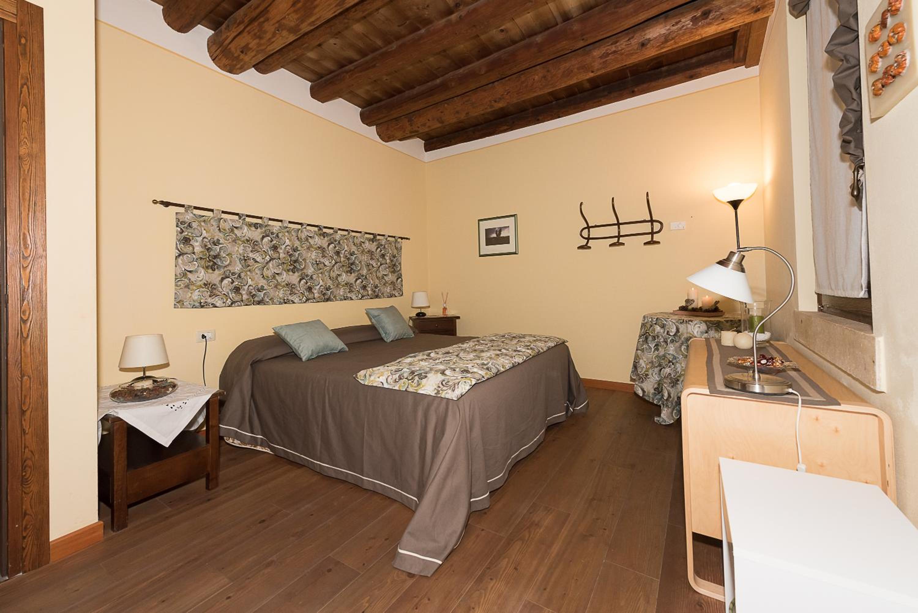 Double Room with Private Bathroom - Photo 2