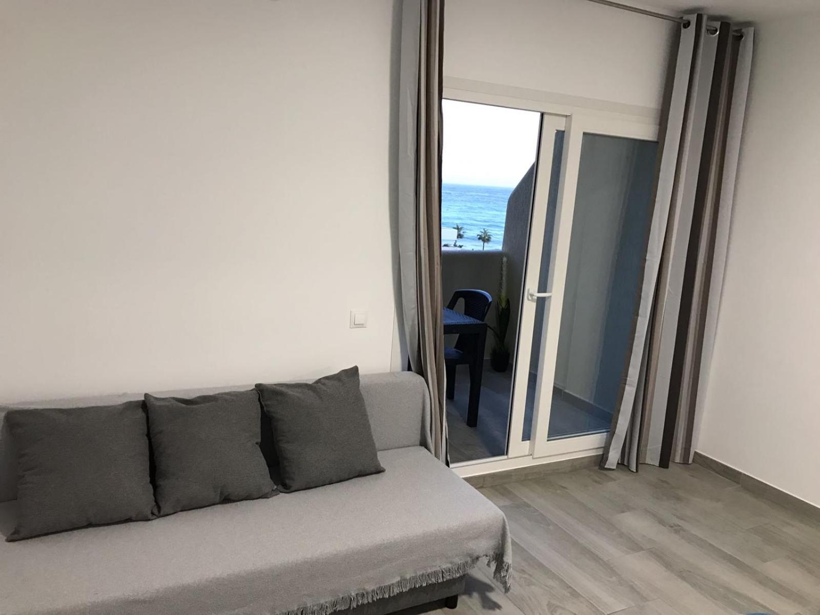 Estudio con vista al mar