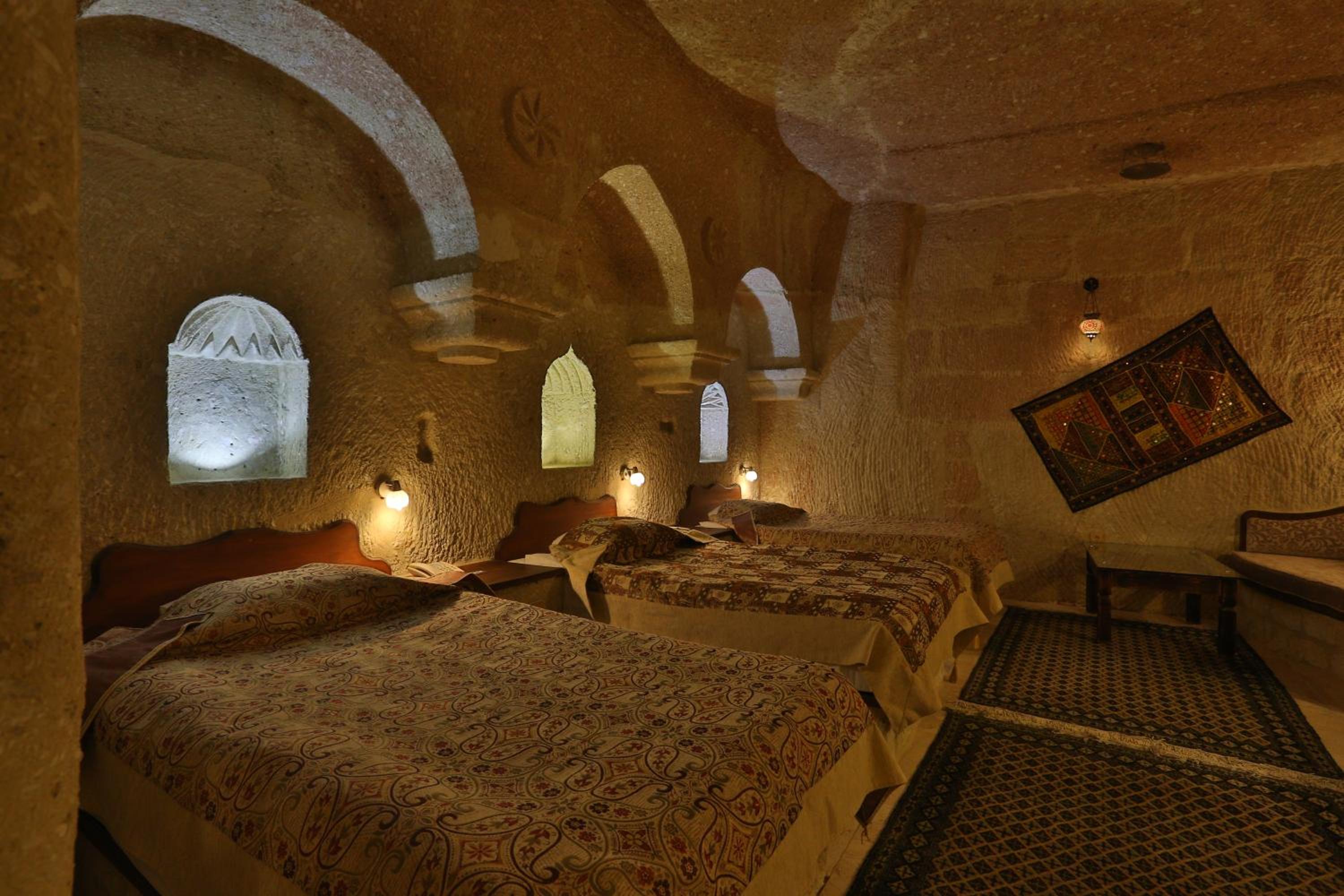 Deluxe Triple Cave Suite photo 1