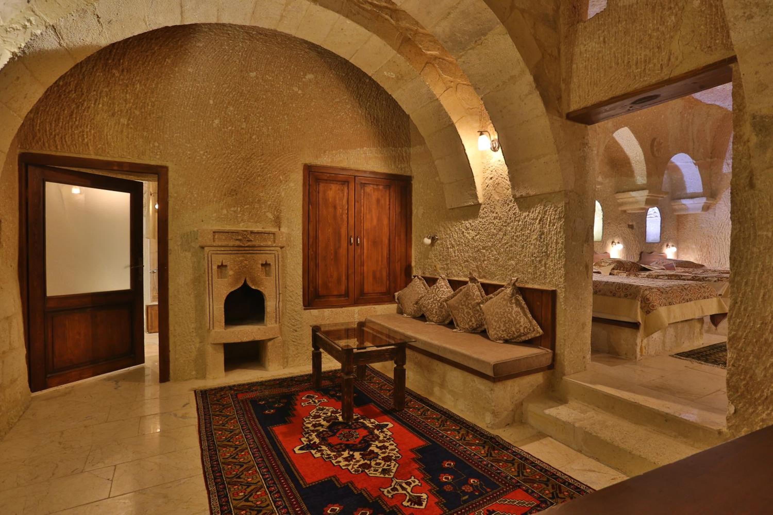 Deluxe Triple Cave Suite photo 2