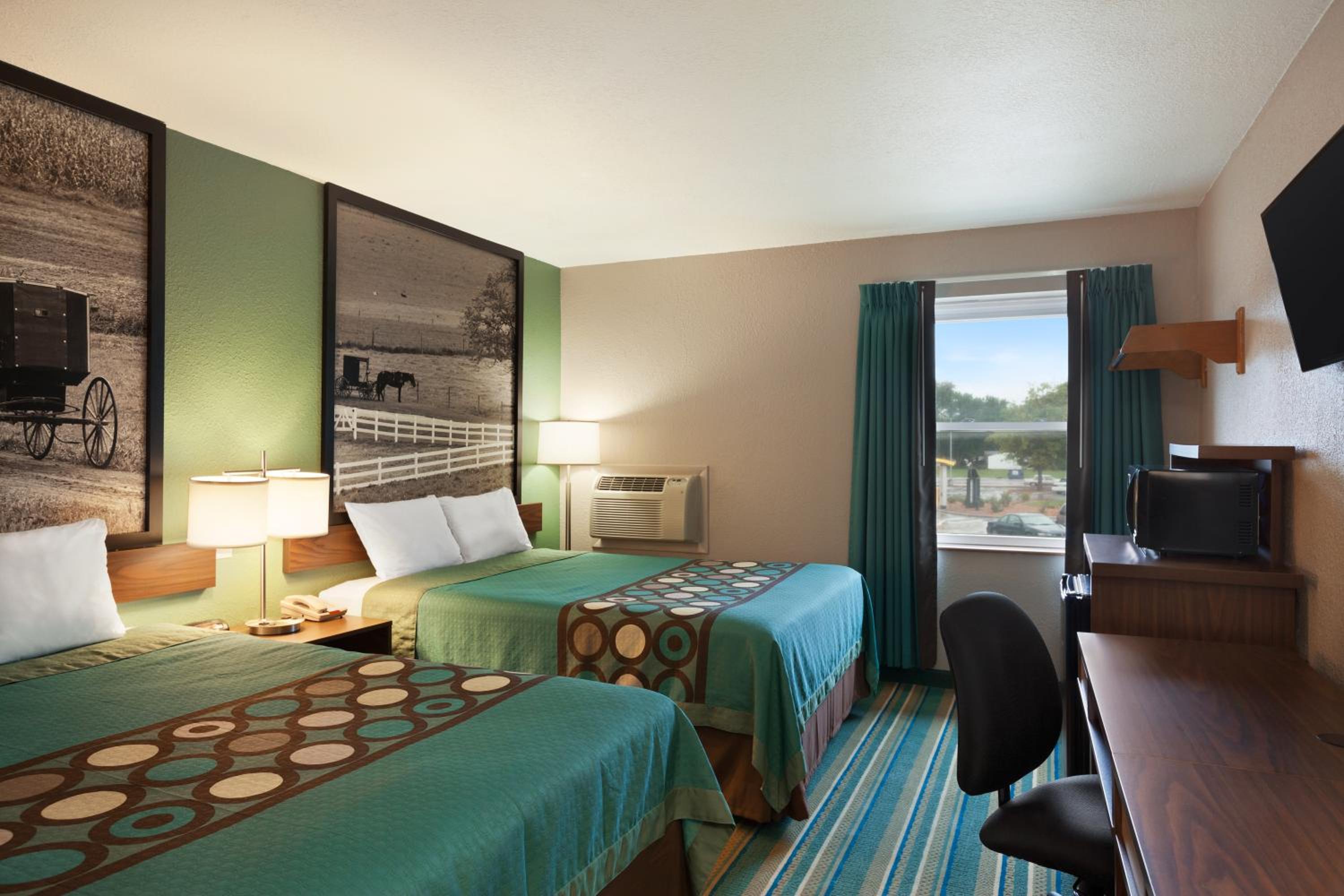 Queen Room with Two Queen Beds - Non-Smoking - Photo 1