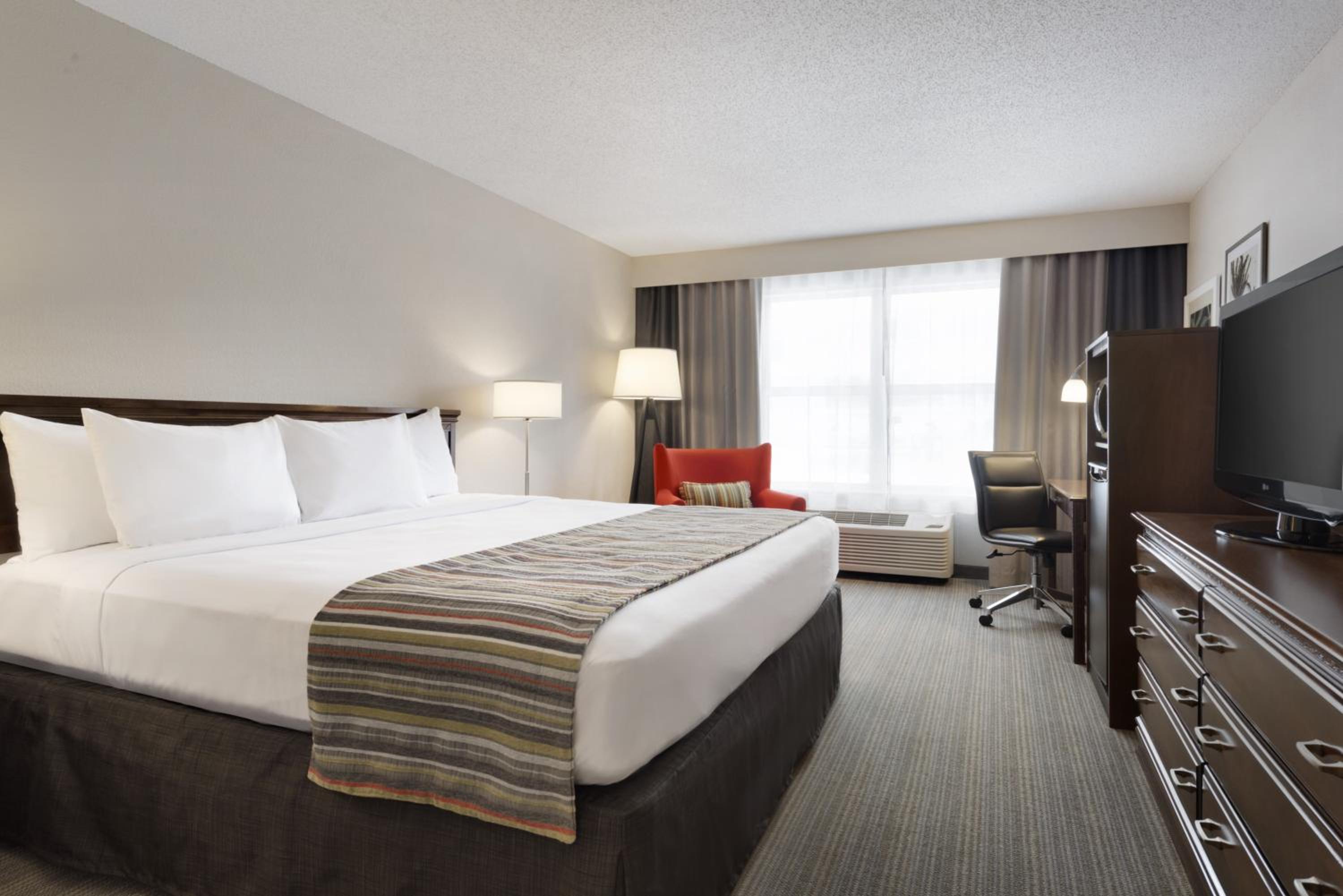 King Room with Roll-in Shower - Disability Access/Non-Smoking - Photo 1