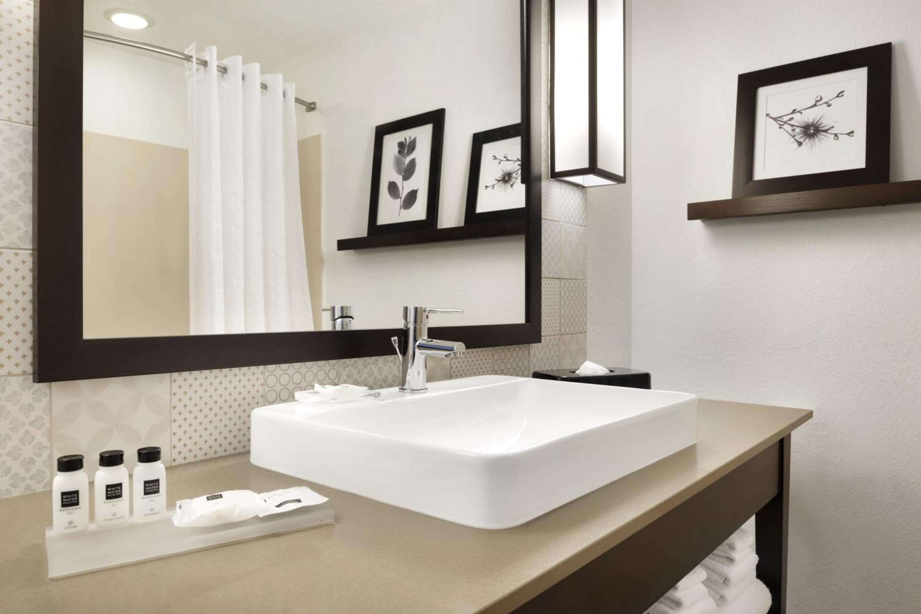 One-Bedroom Queen Suite with Two Queen Beds and Sofa Bed - Non-Smoking - Photo 2