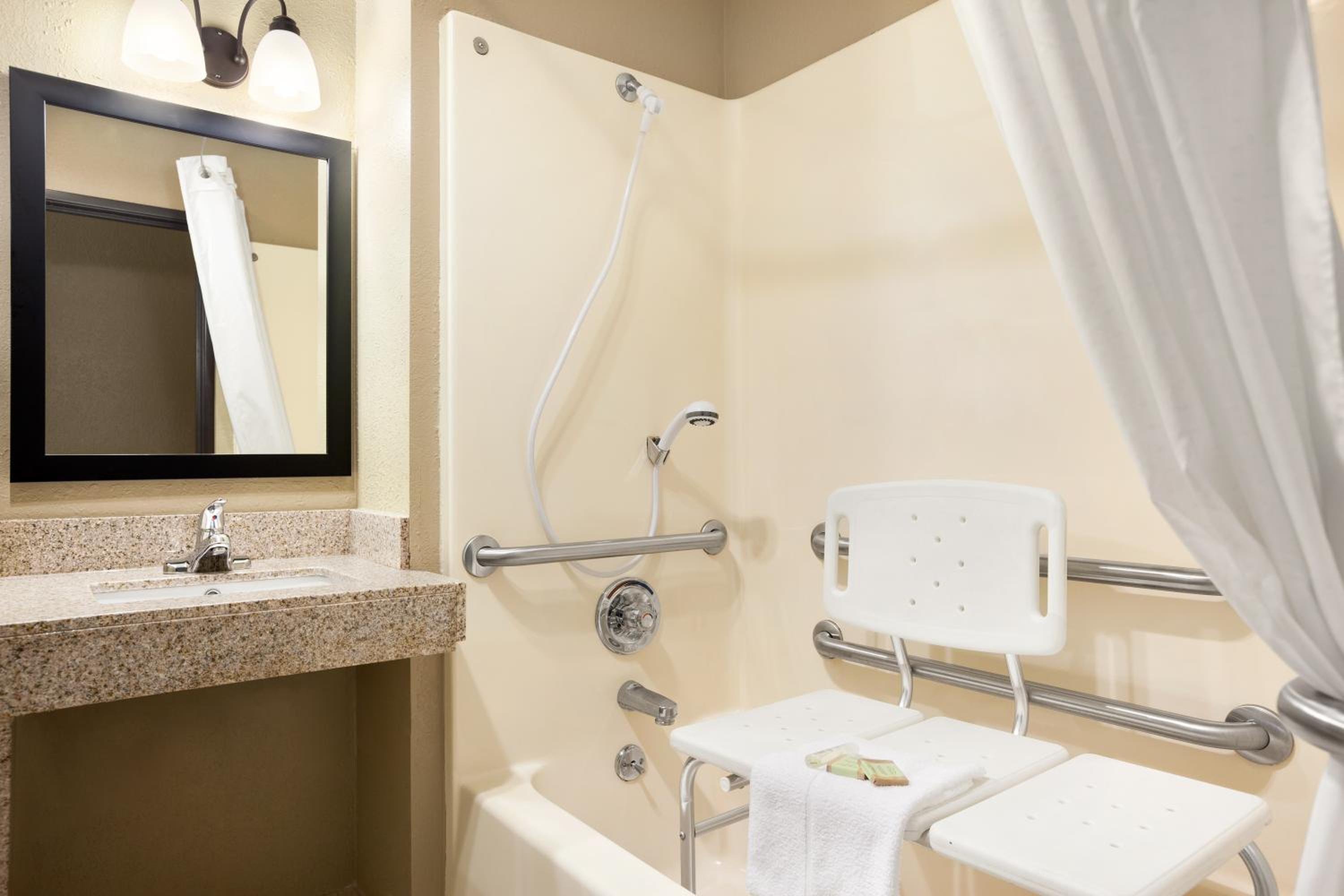 King Room - Mobility Access/Non-Smoking - Photo 4