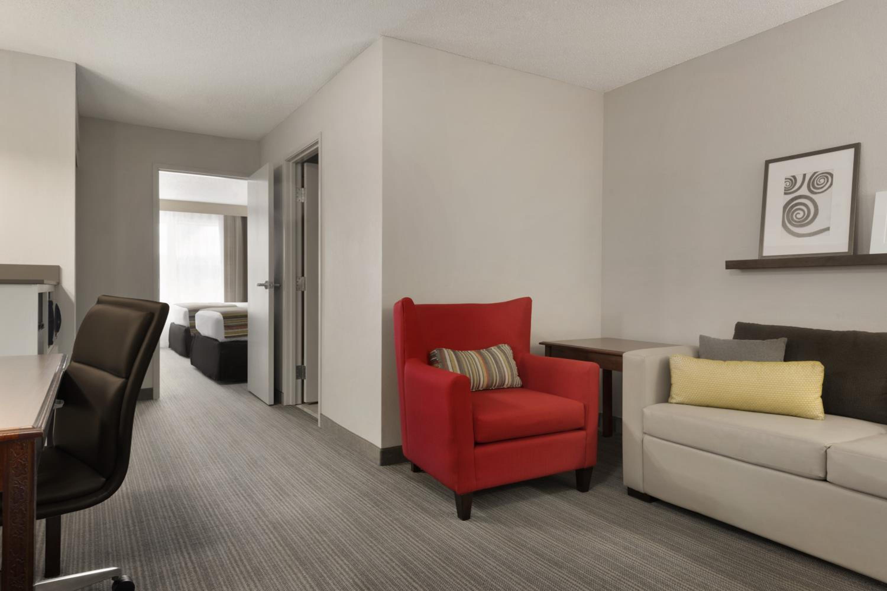 One-Bedroom Queen Suite with Two Queen Beds and Sofa Bed - Non-Smoking - Photo 3