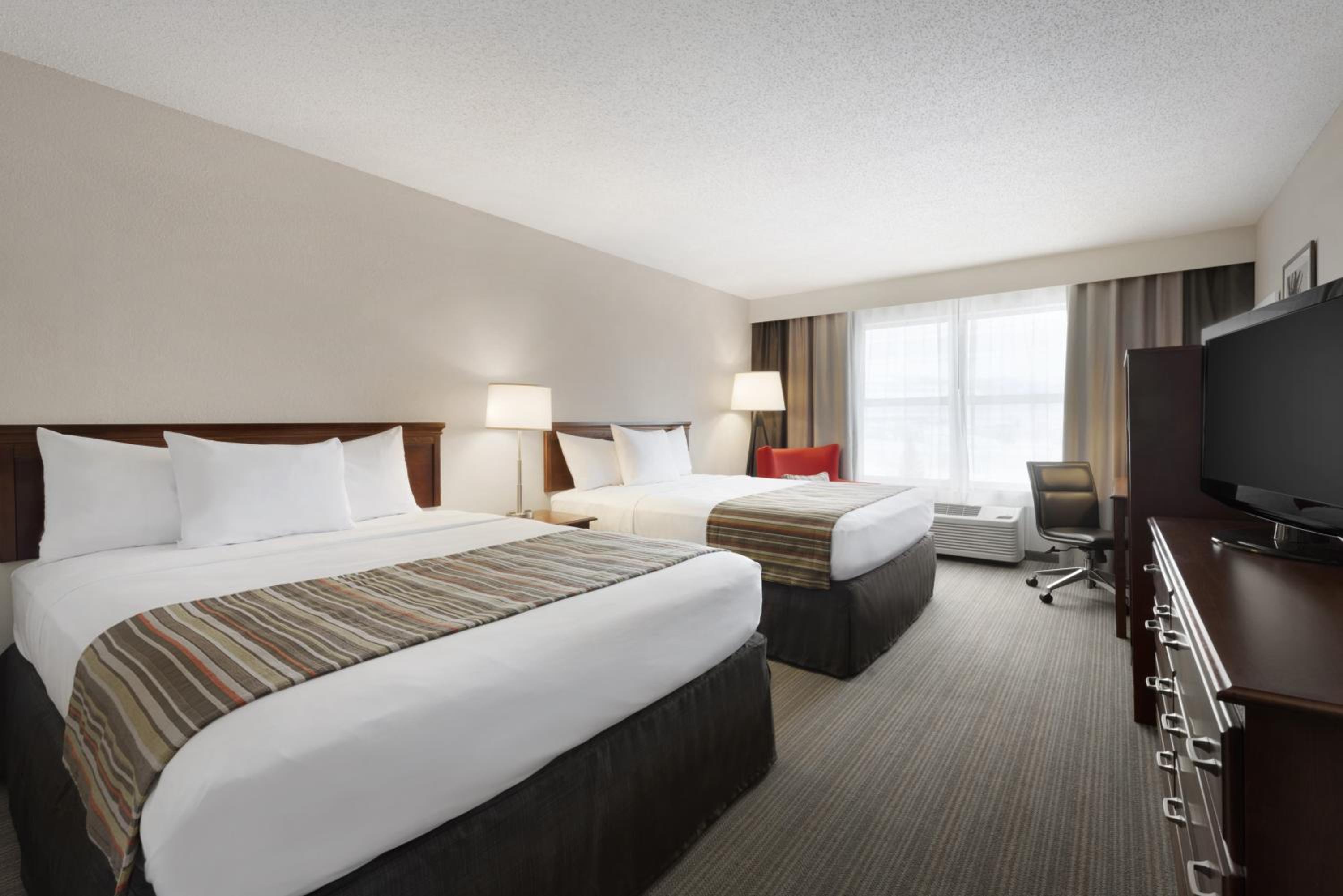 One-Bedroom Queen Suite with Two Queen Beds and Sofa Bed - Non-Smoking - Photo 4