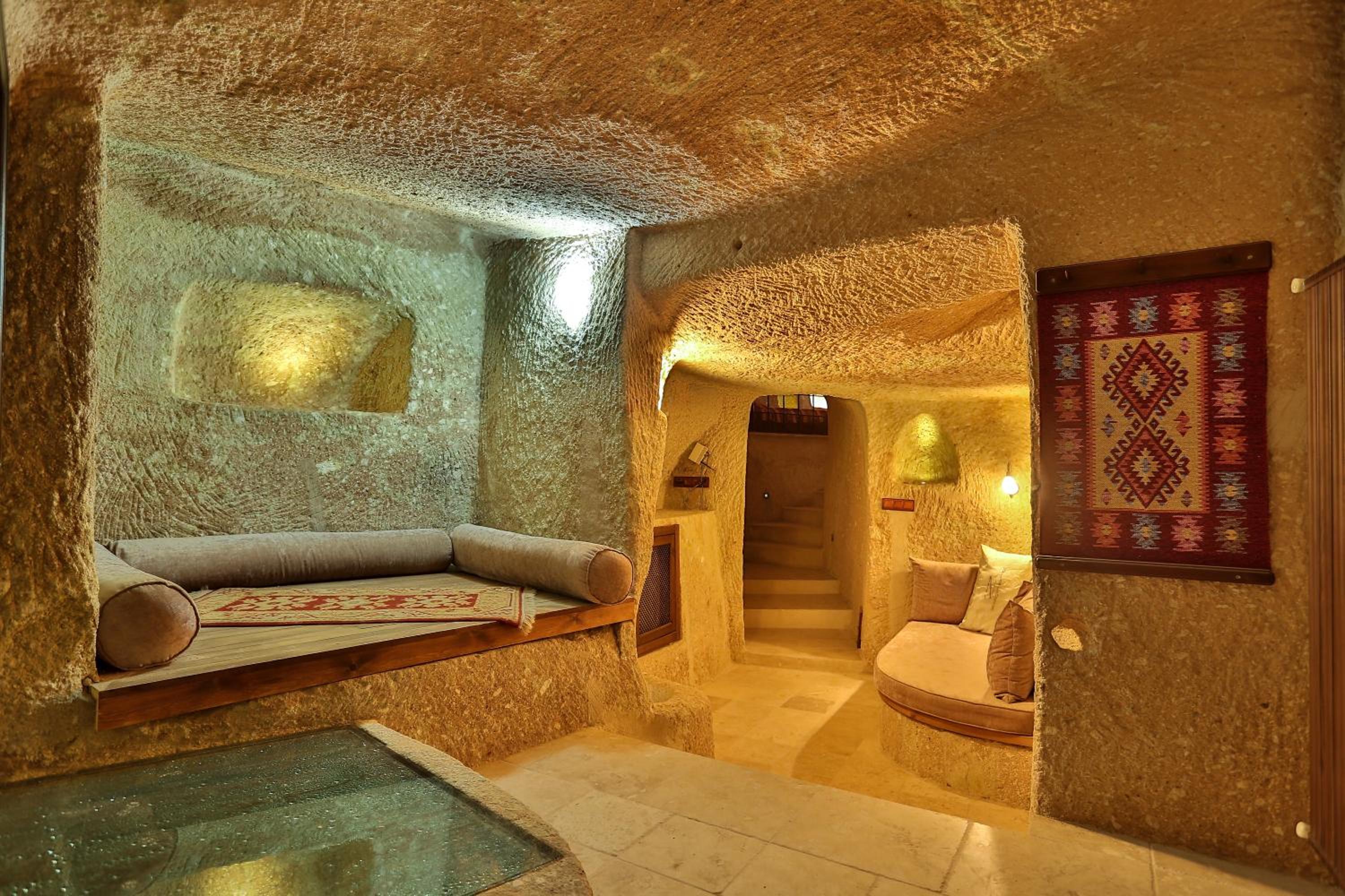 Deluxe Triple Cave Suite photo 3