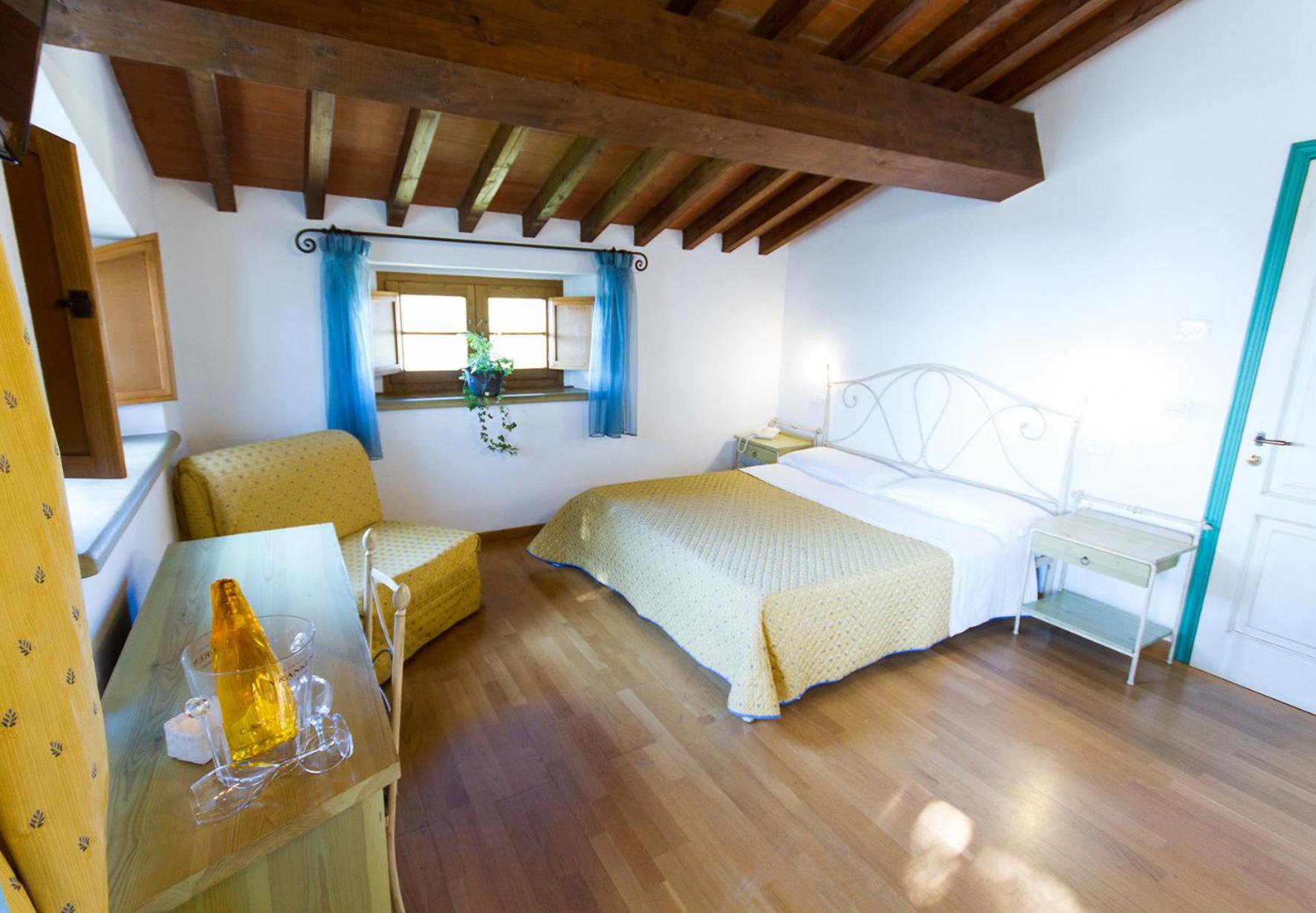 Junior Suite with Balcony - Photo 4