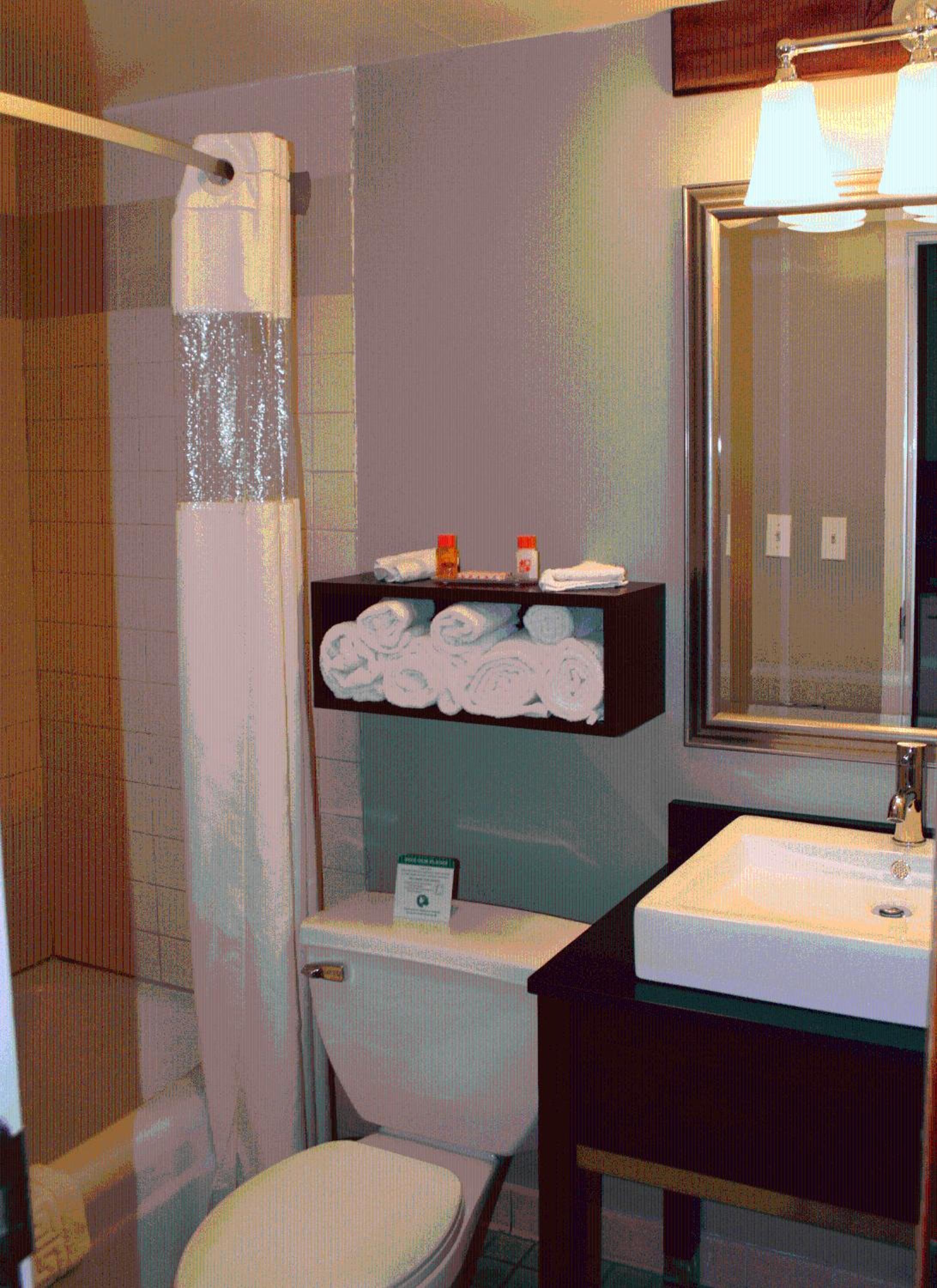 Queen Room with sofa and Stovetop photo 2