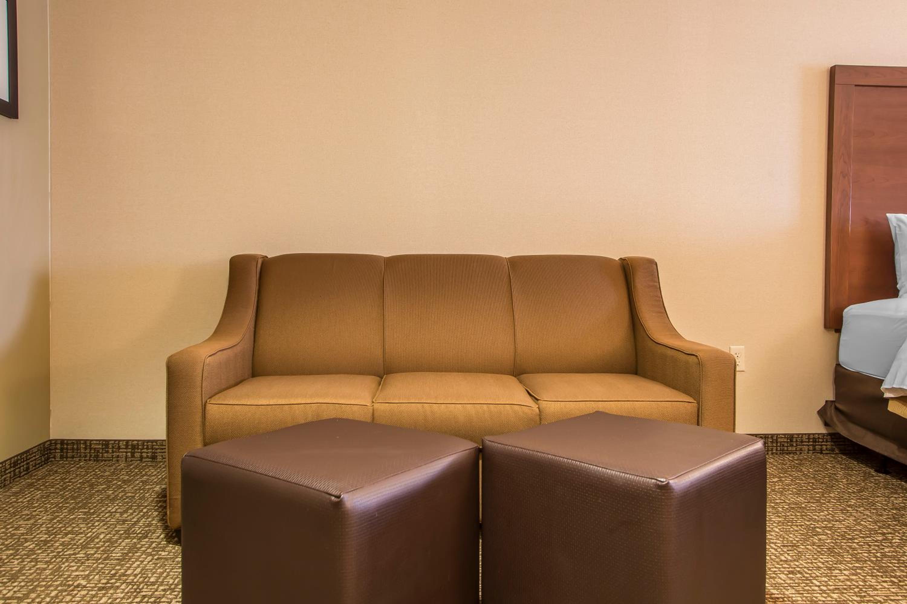 King Suite - Non-Smoking photo 3