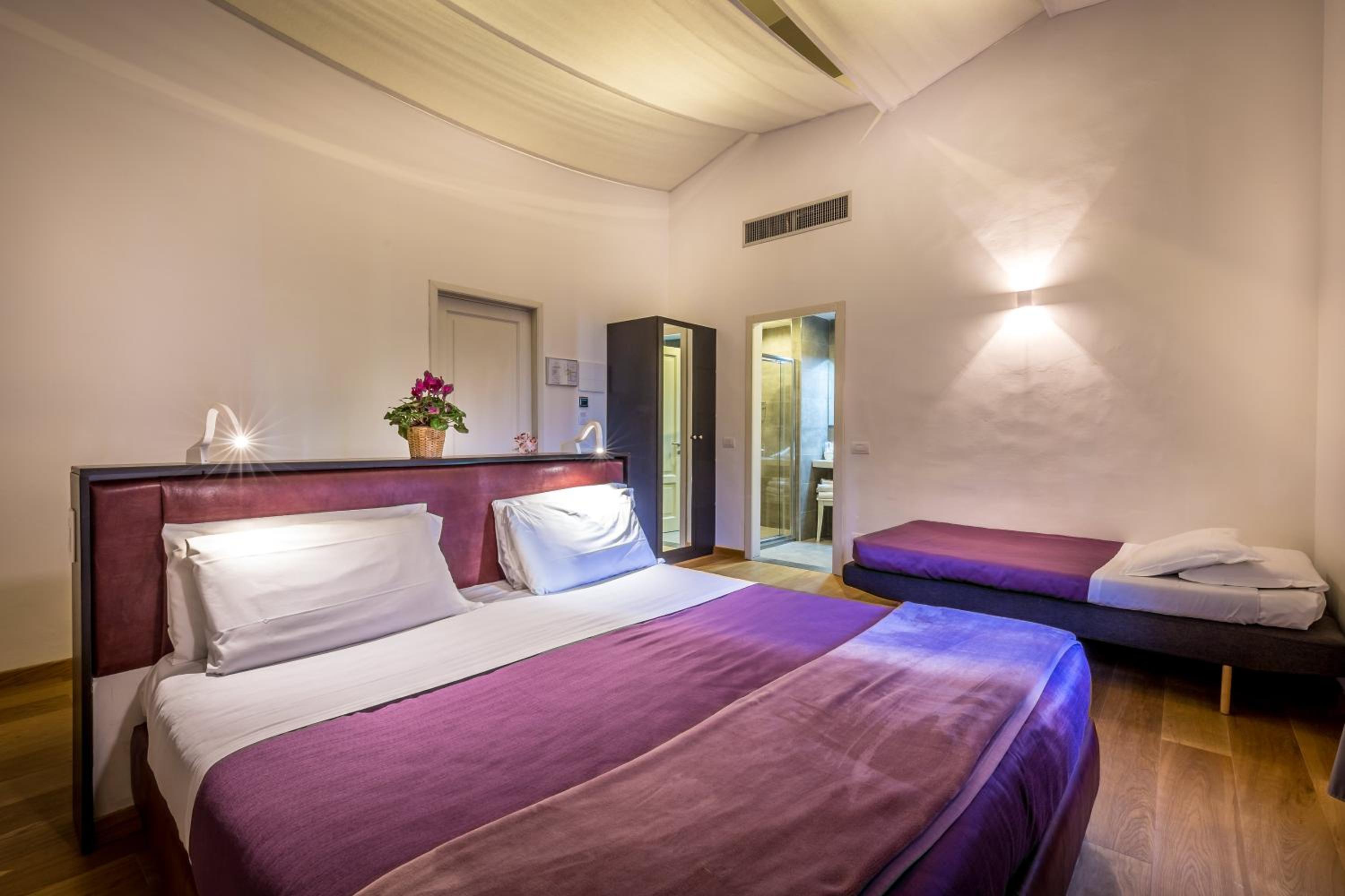 Superior Double or Twin Room thumbnail 6