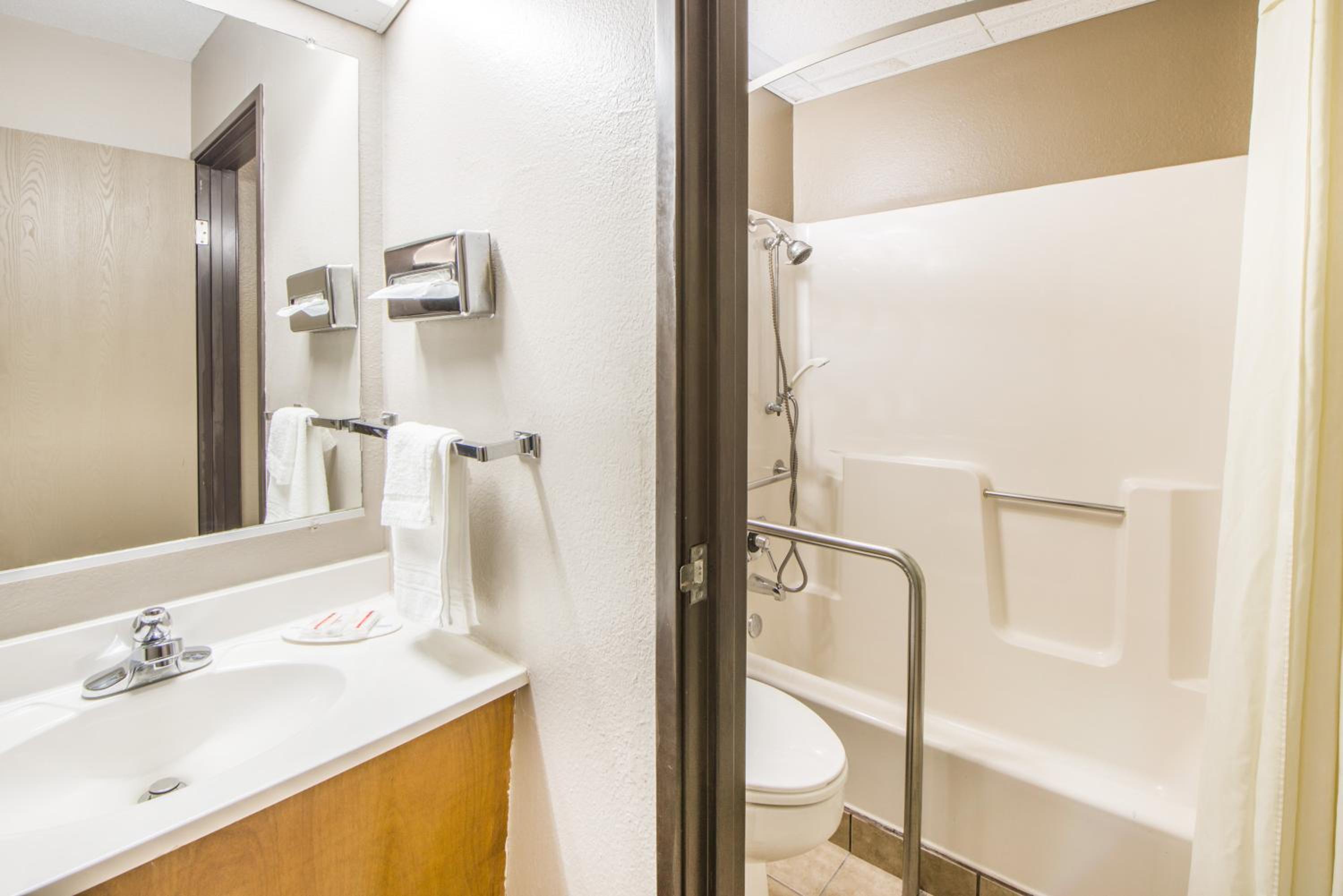 Queen Room - Disability Access/Non-Smoking - Photo 2