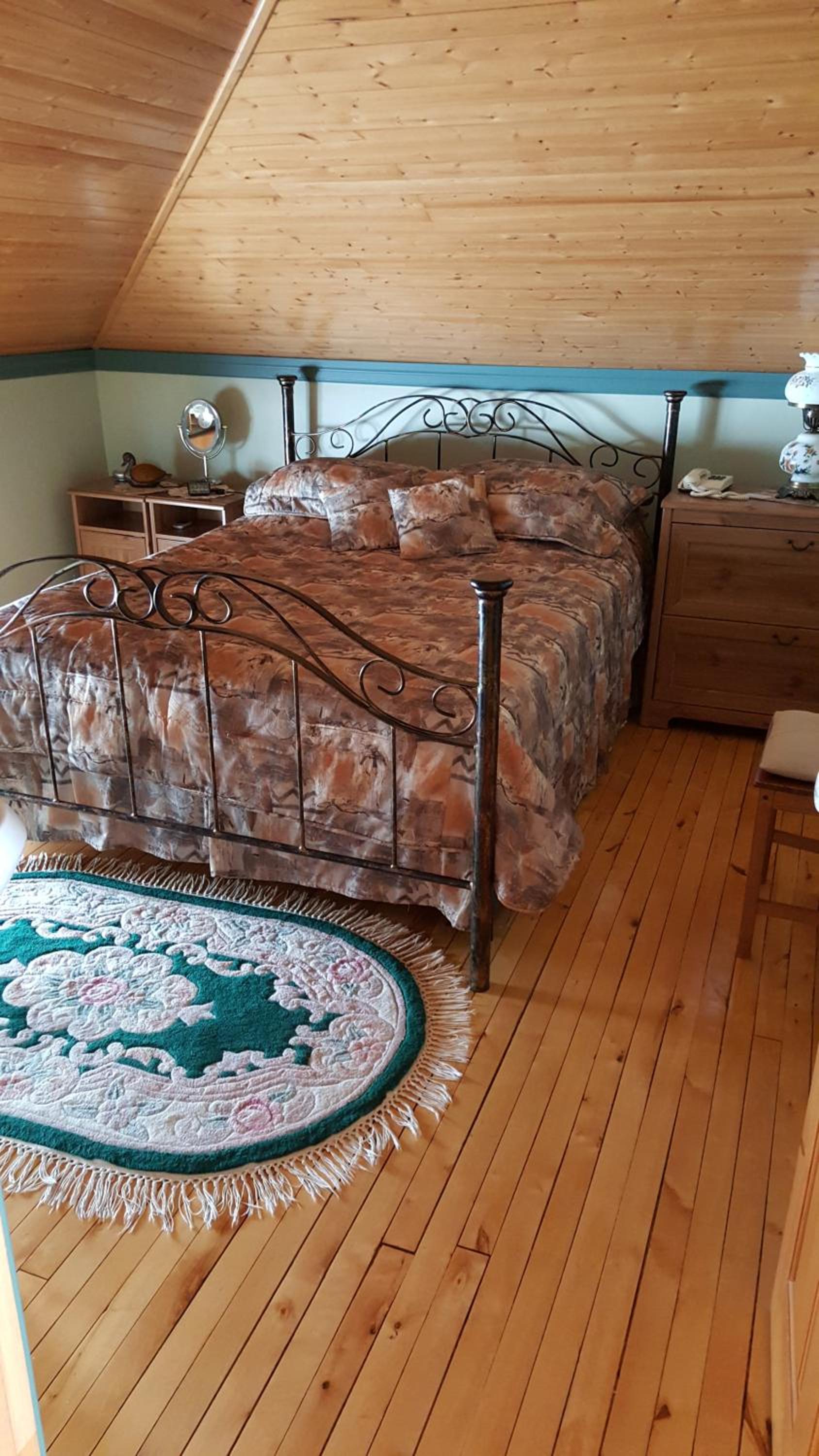Queen Room with Shared Bathroom photo 1