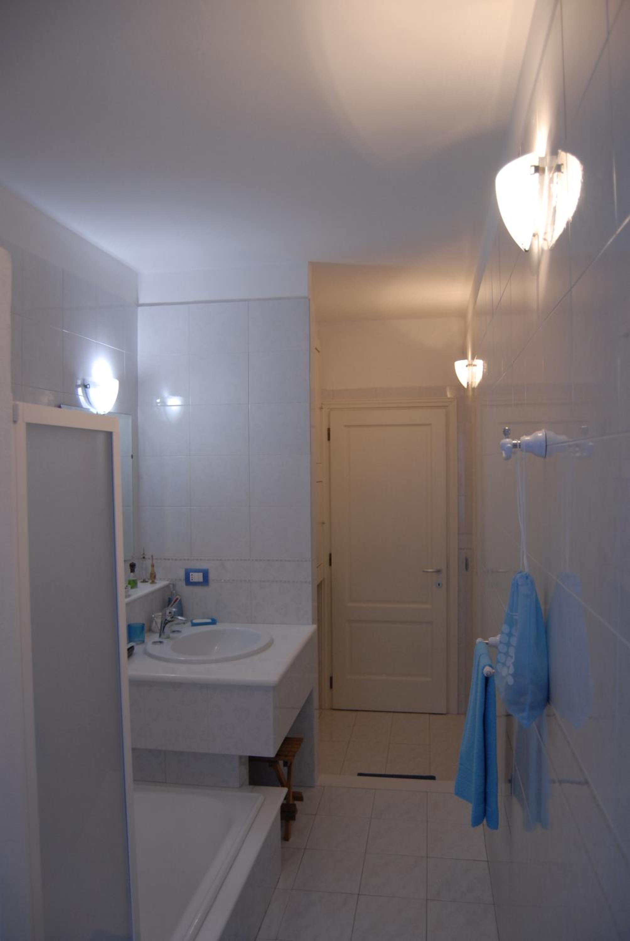 Quadruple Room with Balcony - Photo 11