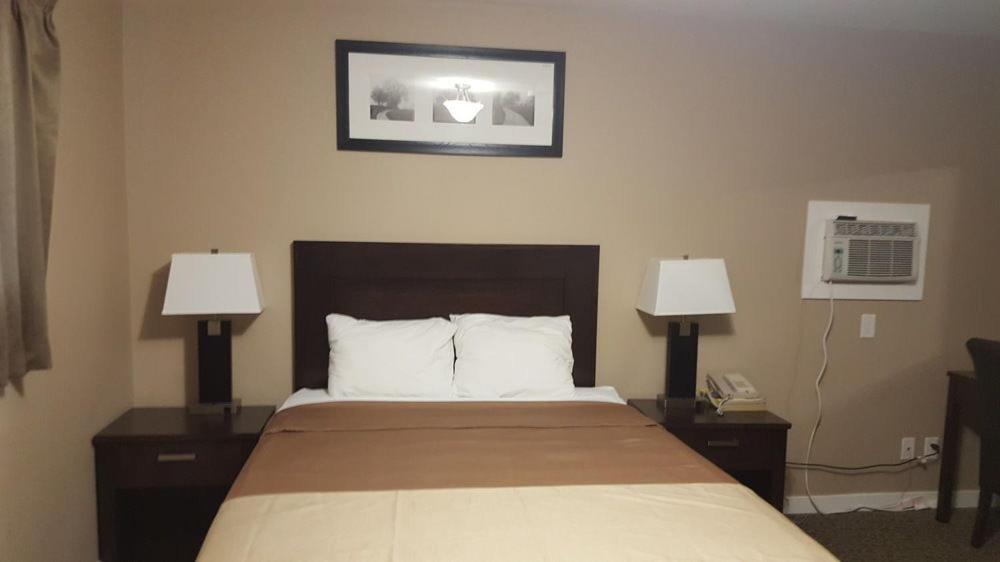 Queen Room - Non-Smoking photo 3