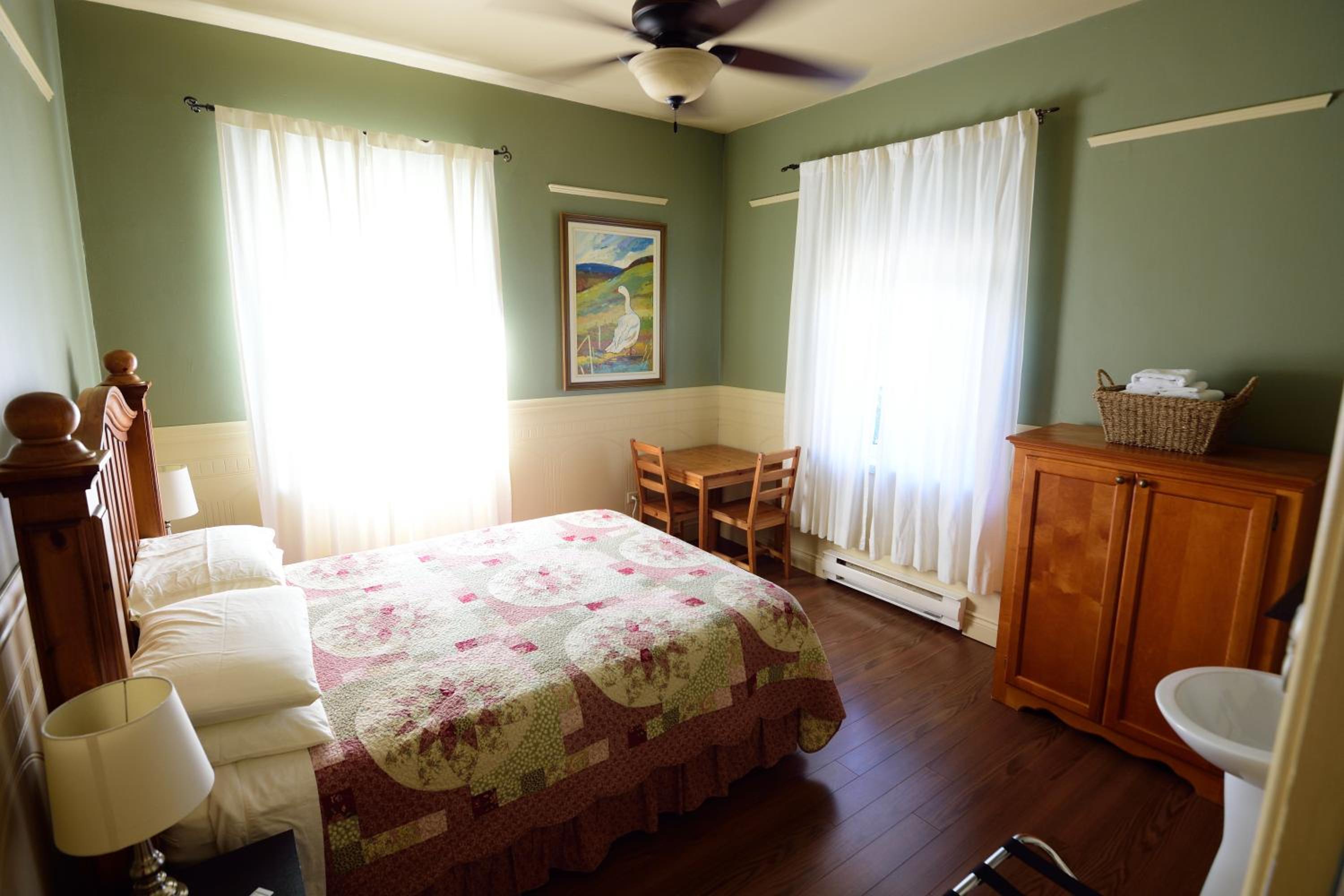 Queen Room photo 1