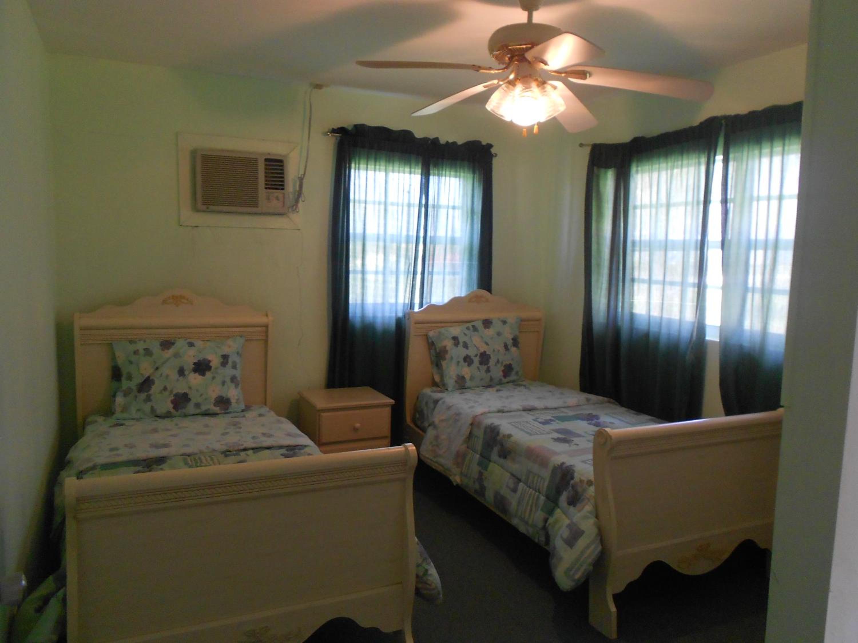 Two-Bedroom Queen Suite photo 2
