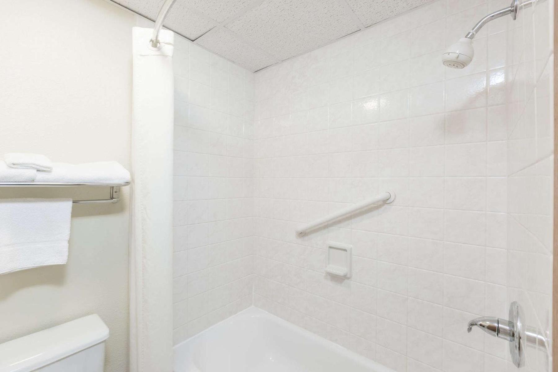 King Room - Disability Access/Non-Smoking - Photo 7