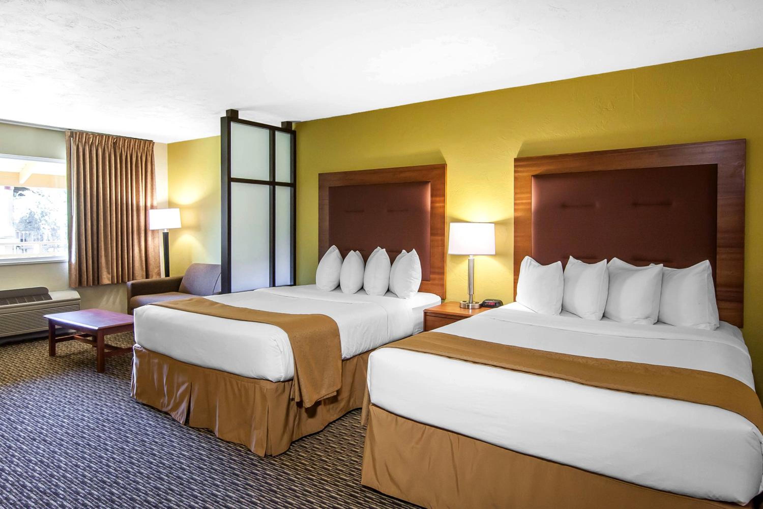 Queen Room with Two Queen Beds - Non-Smoking - Photo 1
