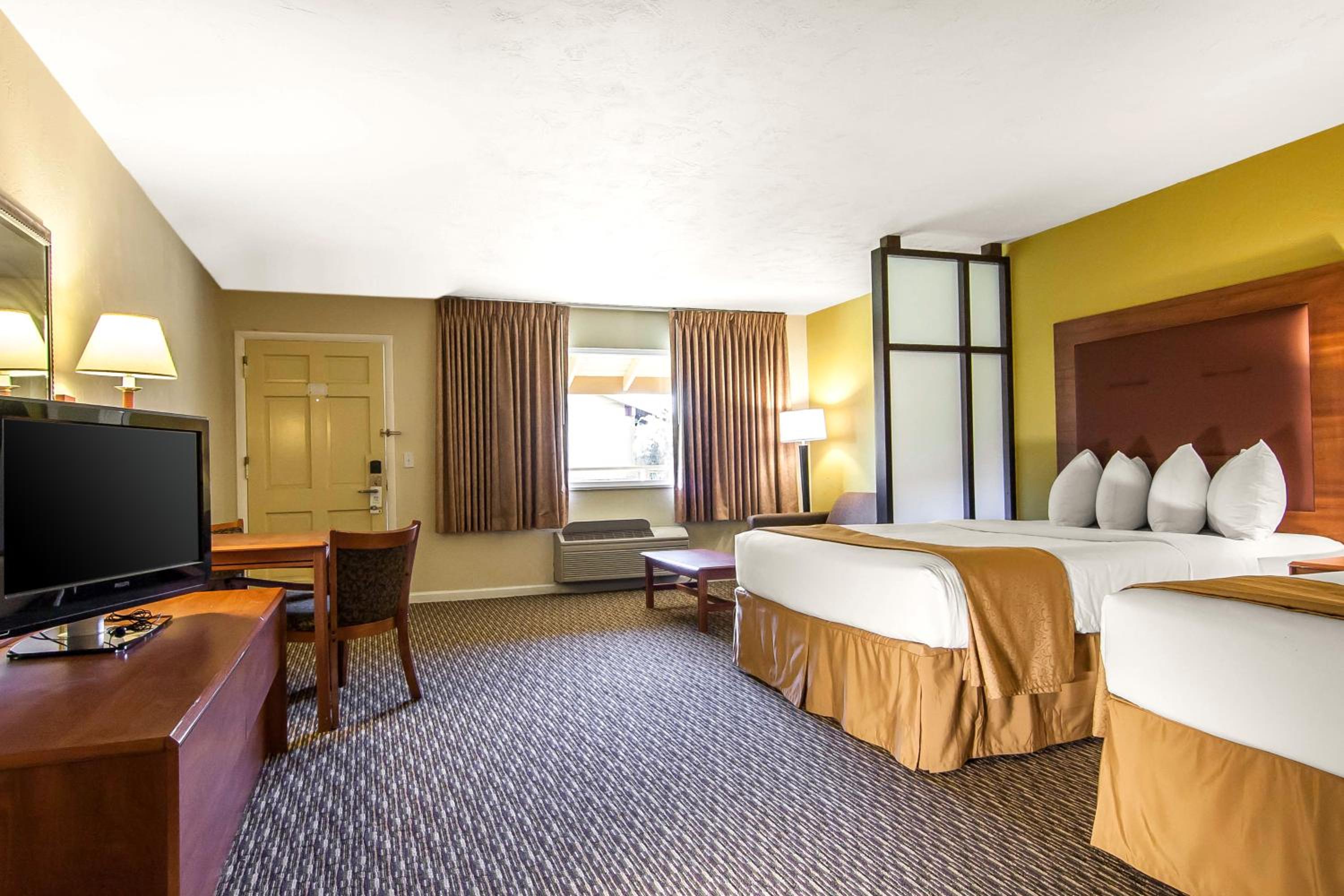 Queen Room with Two Queen Beds - Non-Smoking - Photo 11