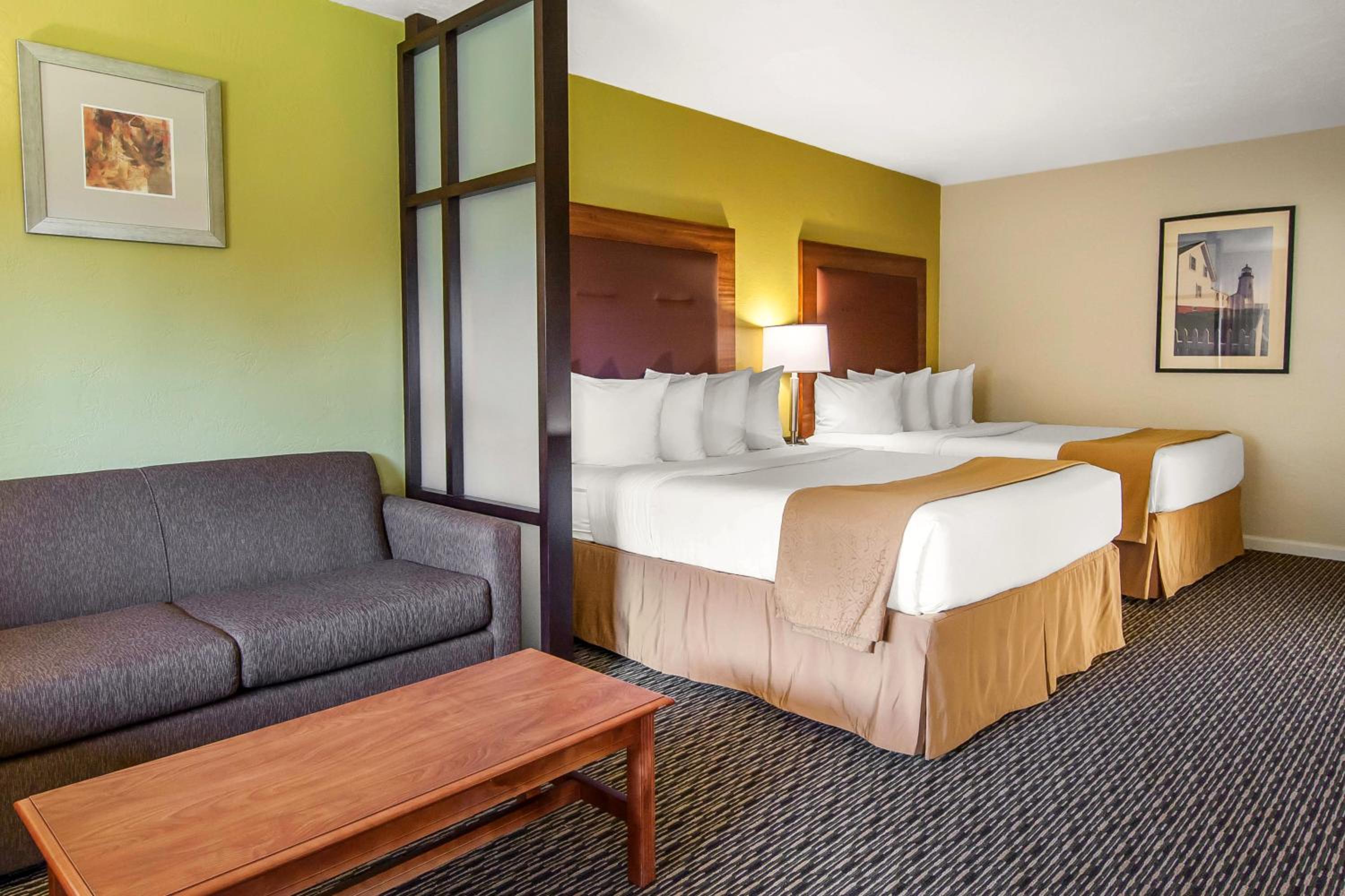 Queen Room with Two Queen Beds - Non-Smoking - Photo 7