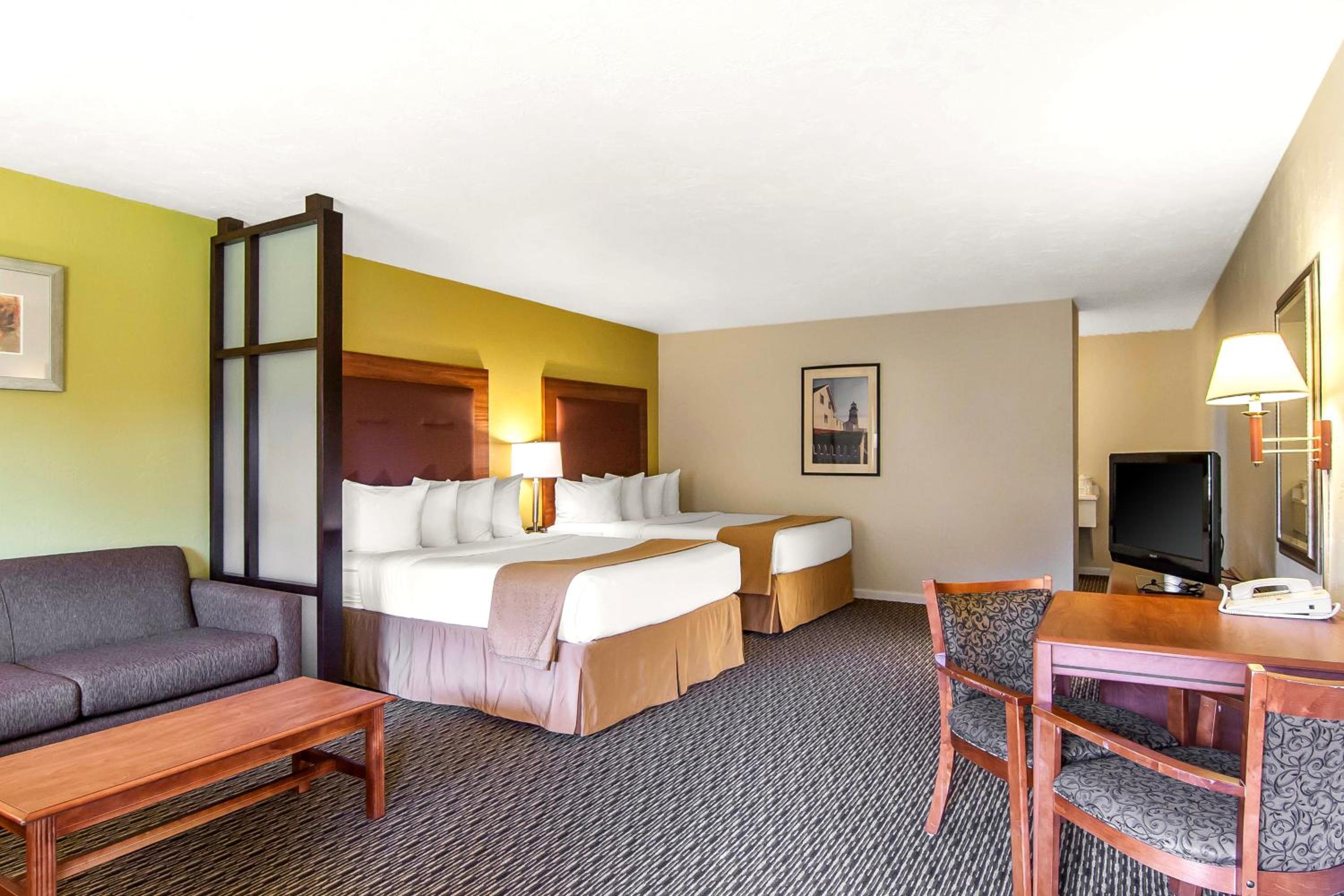 Queen Room with Two Queen Beds - Non-Smoking - Photo 12