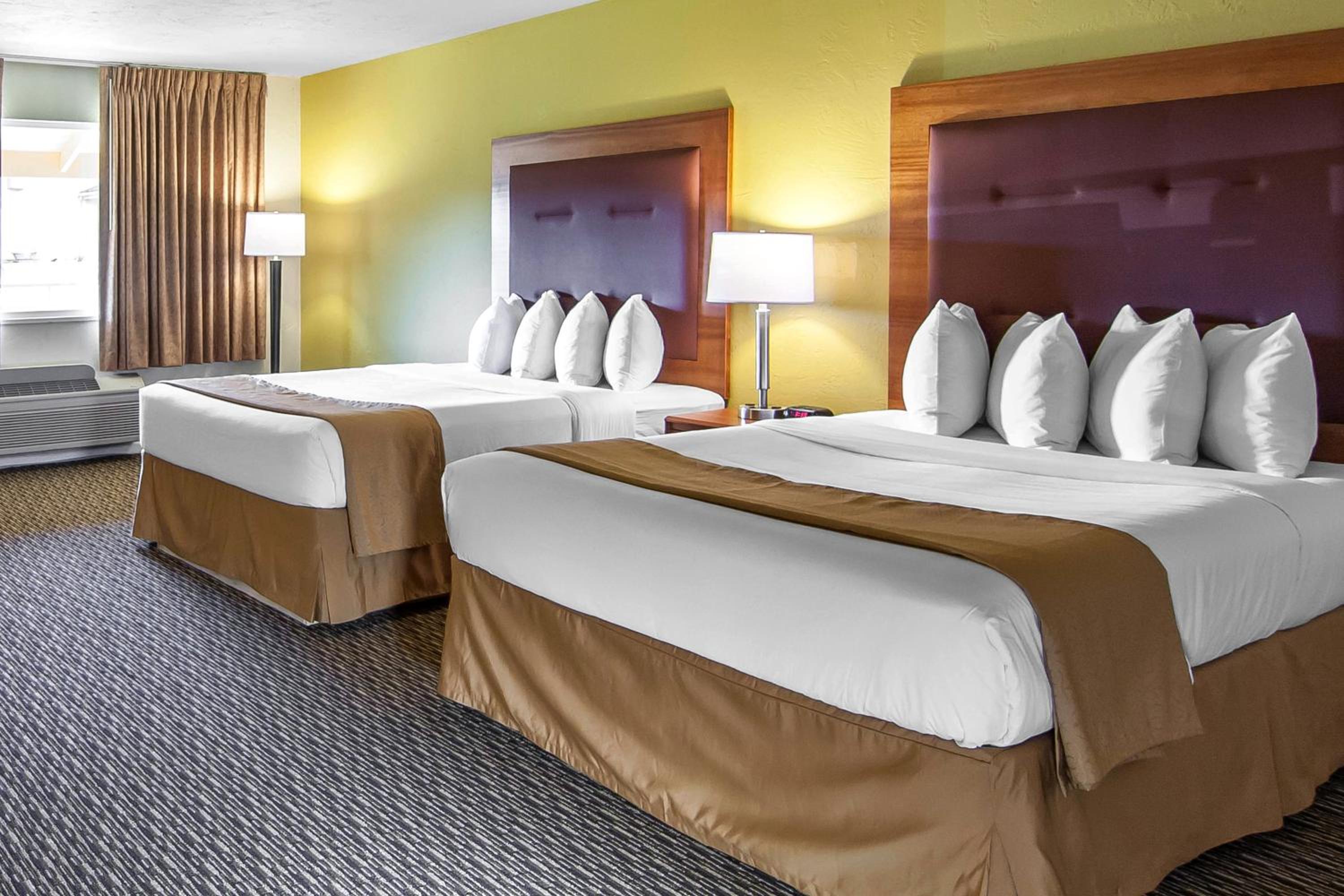 Queen Room with Two Queen Beds - Non-Smoking - Photo 9