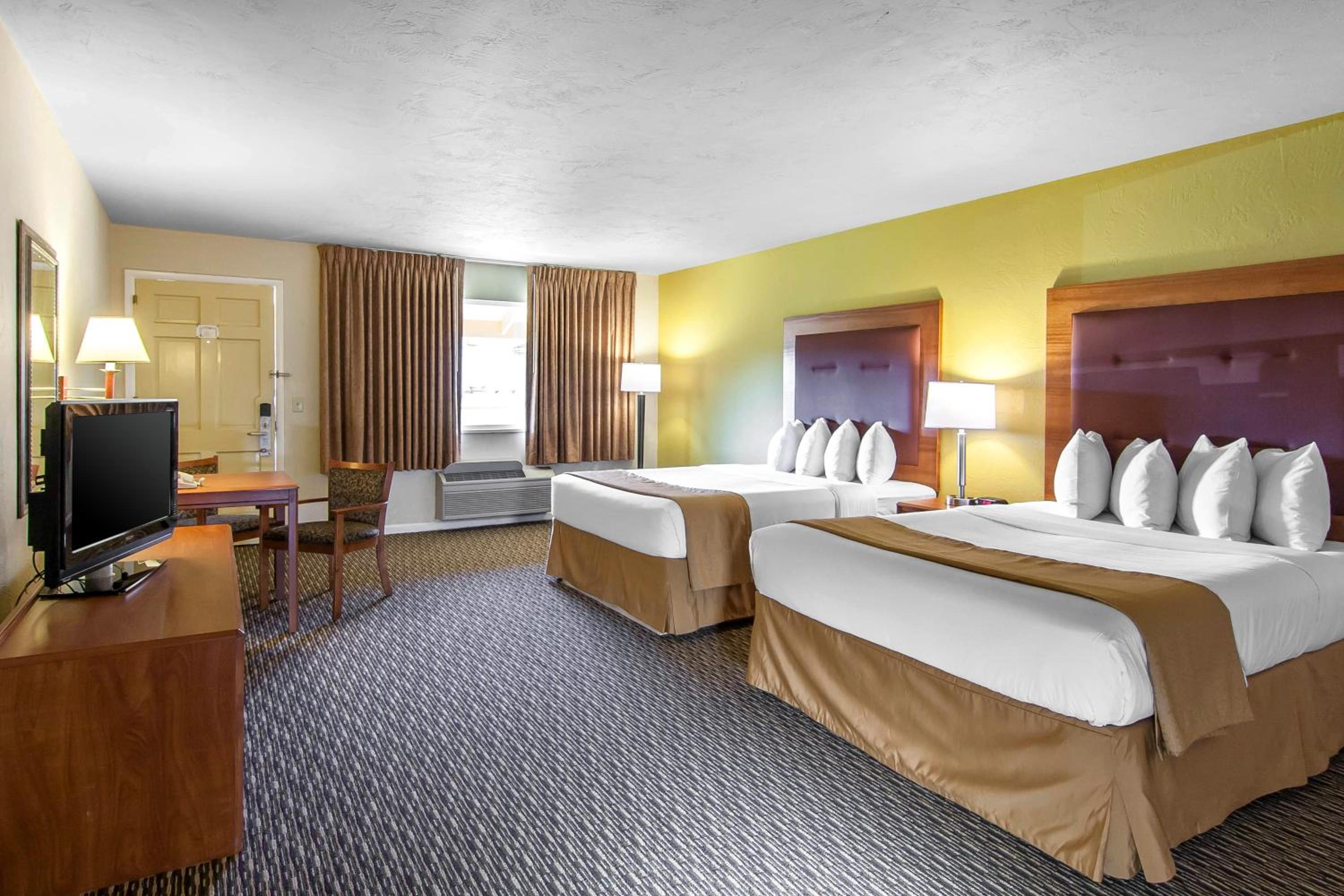 Queen Room with Two Queen Beds - Non-Smoking - Photo 4