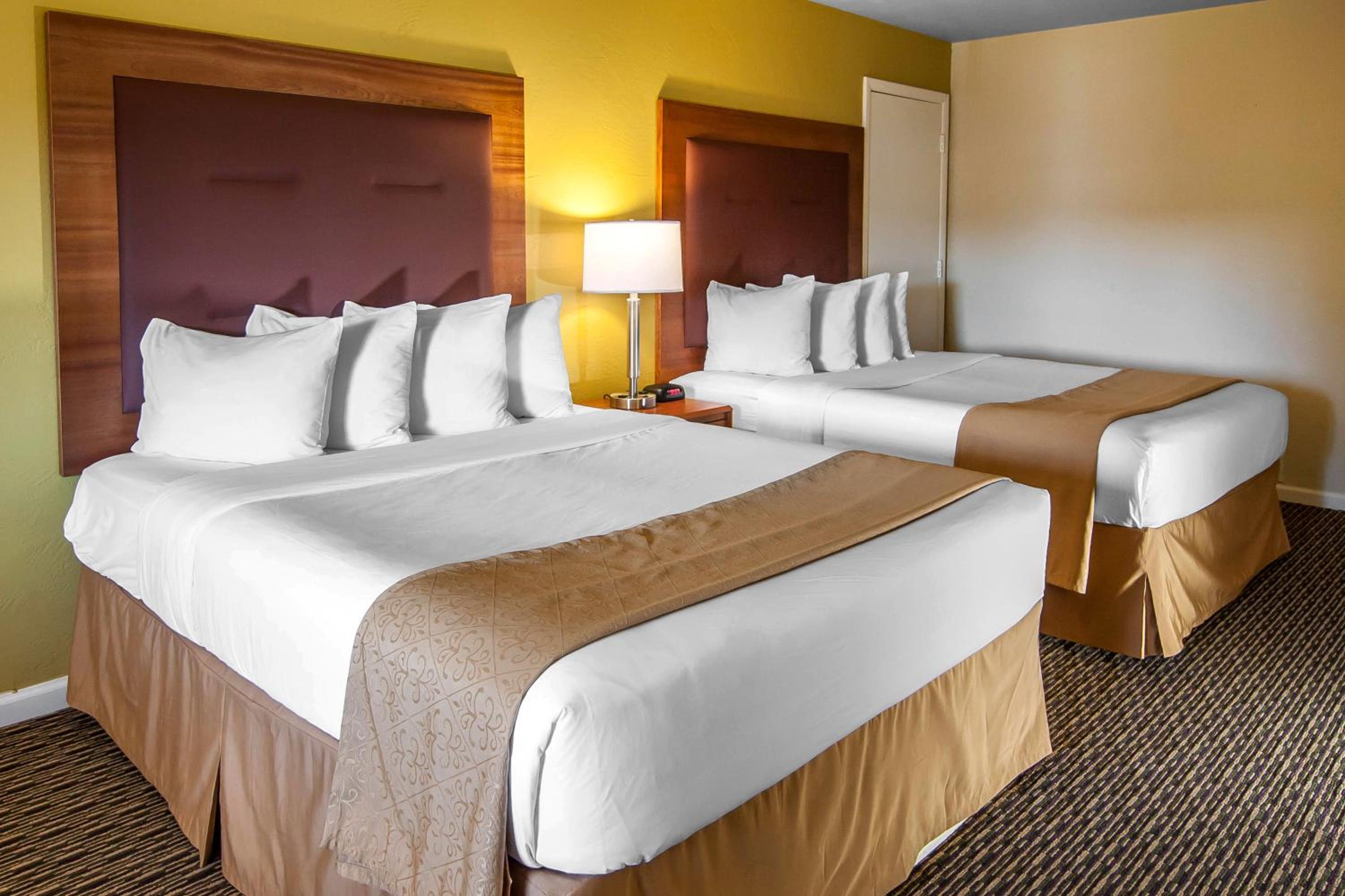 Queen Room with Two Queen Beds - Non-Smoking - Photo 5