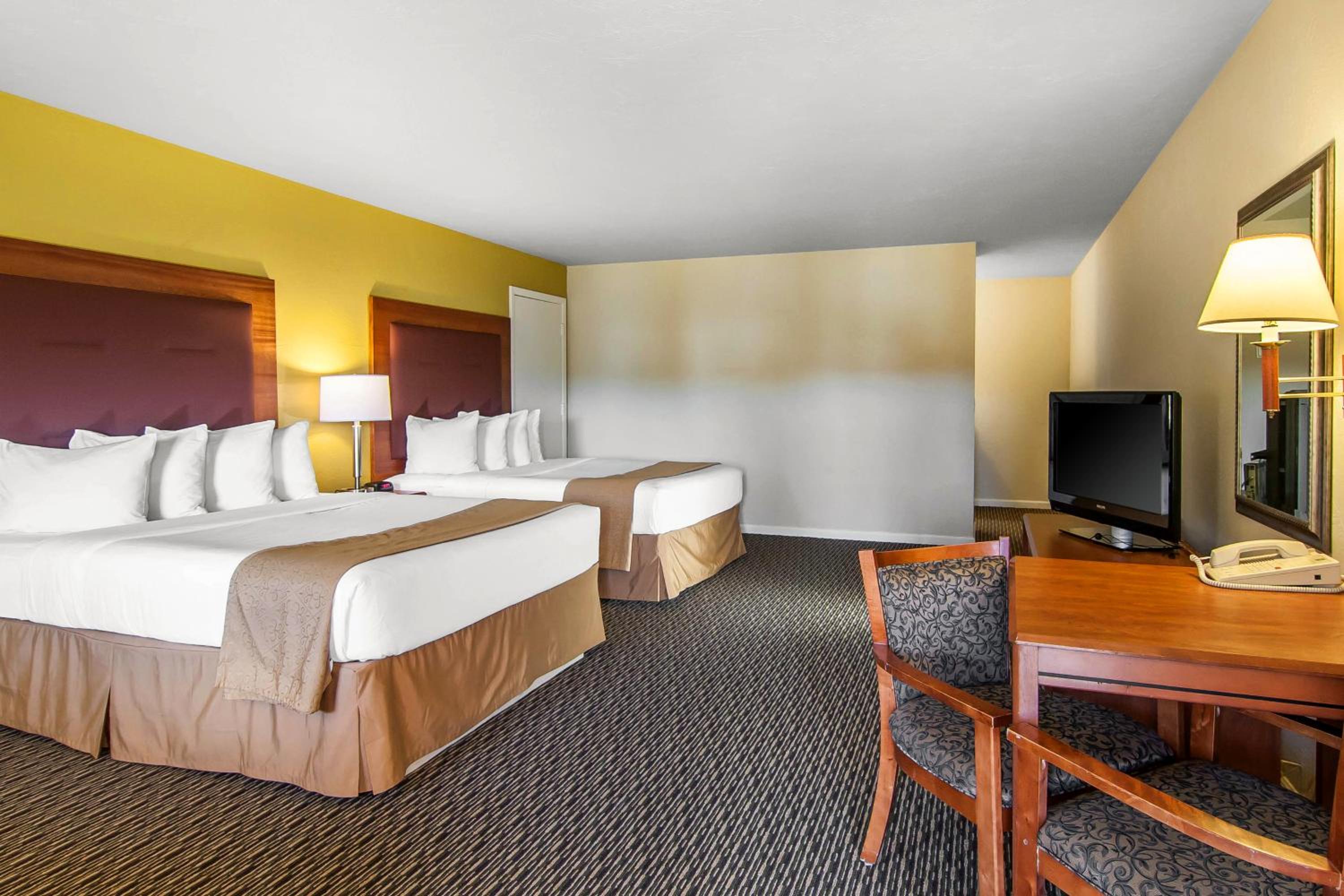 Queen Room with Two Queen Beds - Non-Smoking - Photo 3