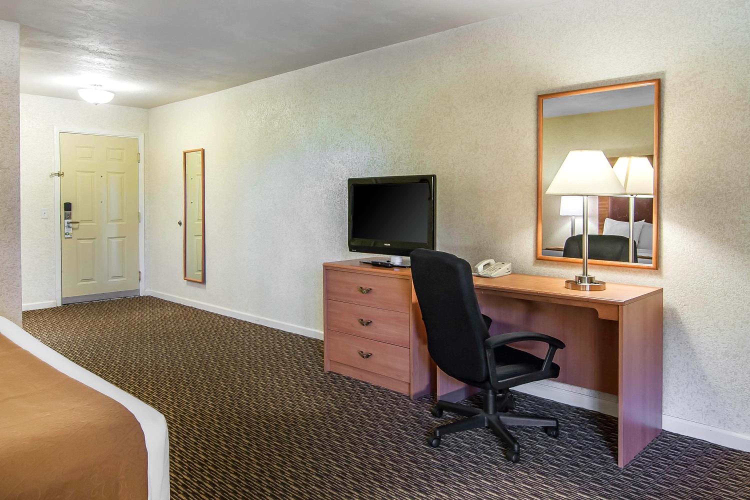 King Room - Non-Smoking - Photo 8