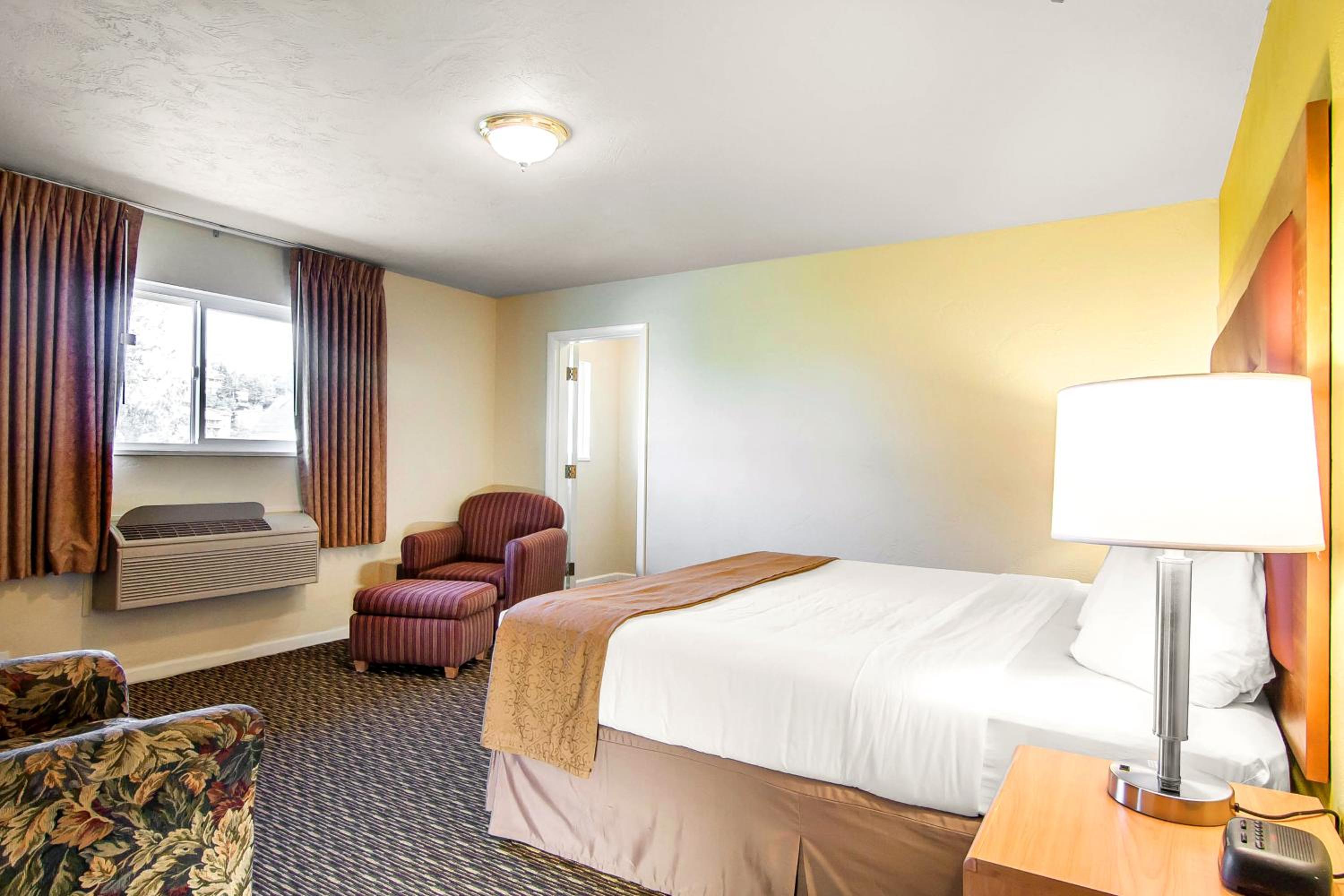 King Room - Non-Smoking - Photo 3