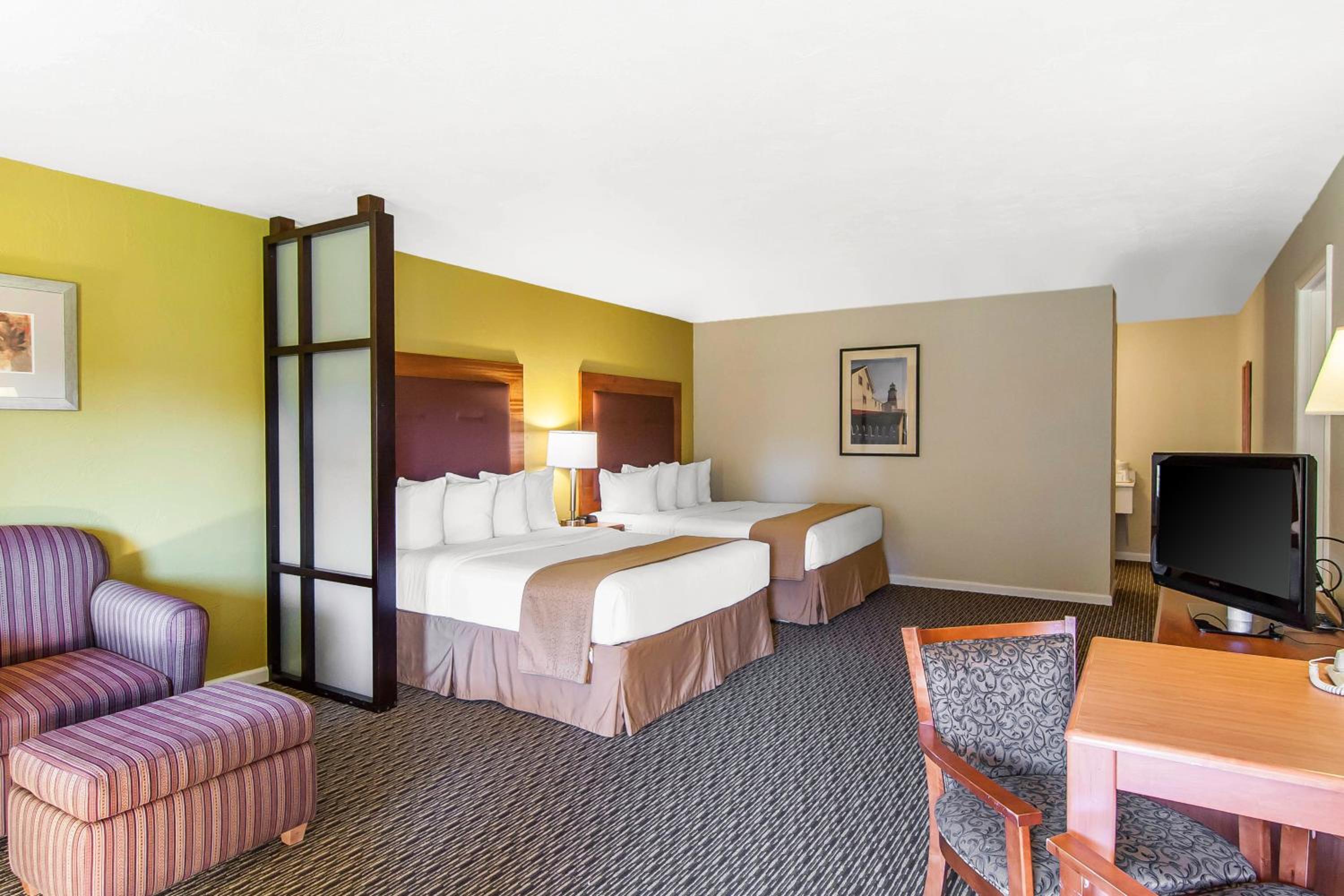 Queen Room with Two Queen Beds - Non-Smoking - Photo 6