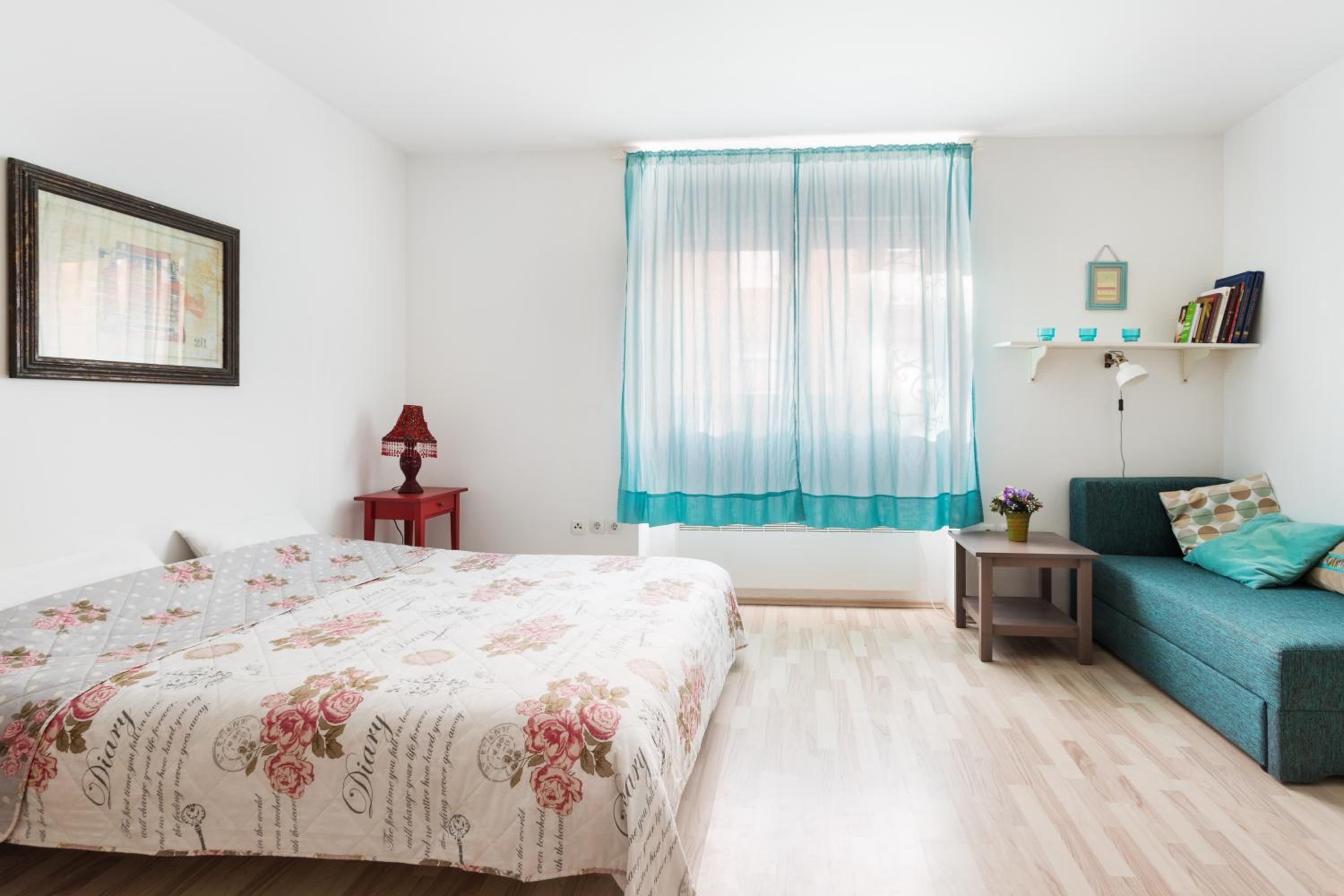 Studio Apartment - Photo 1