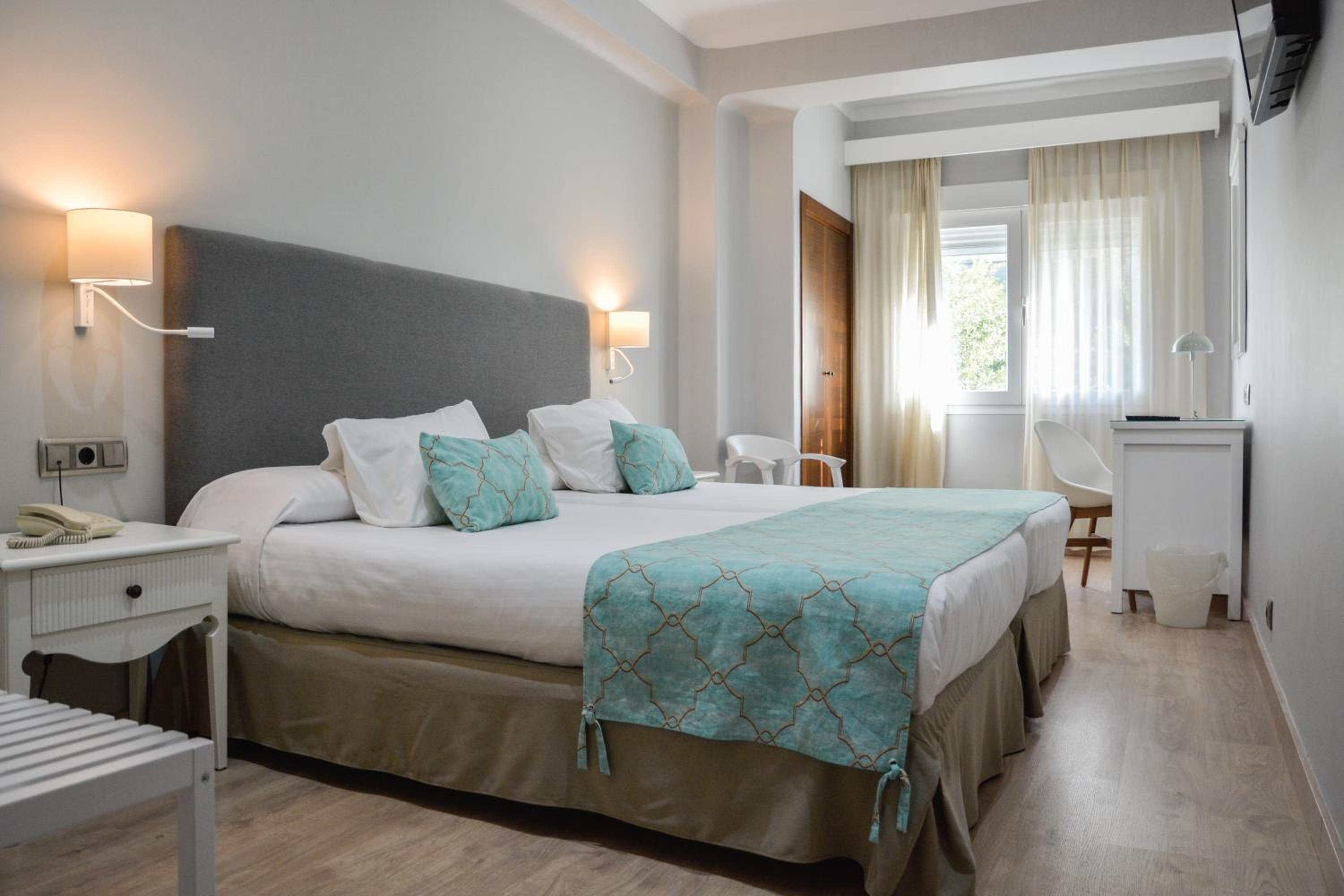 Standard Twin Room with City View