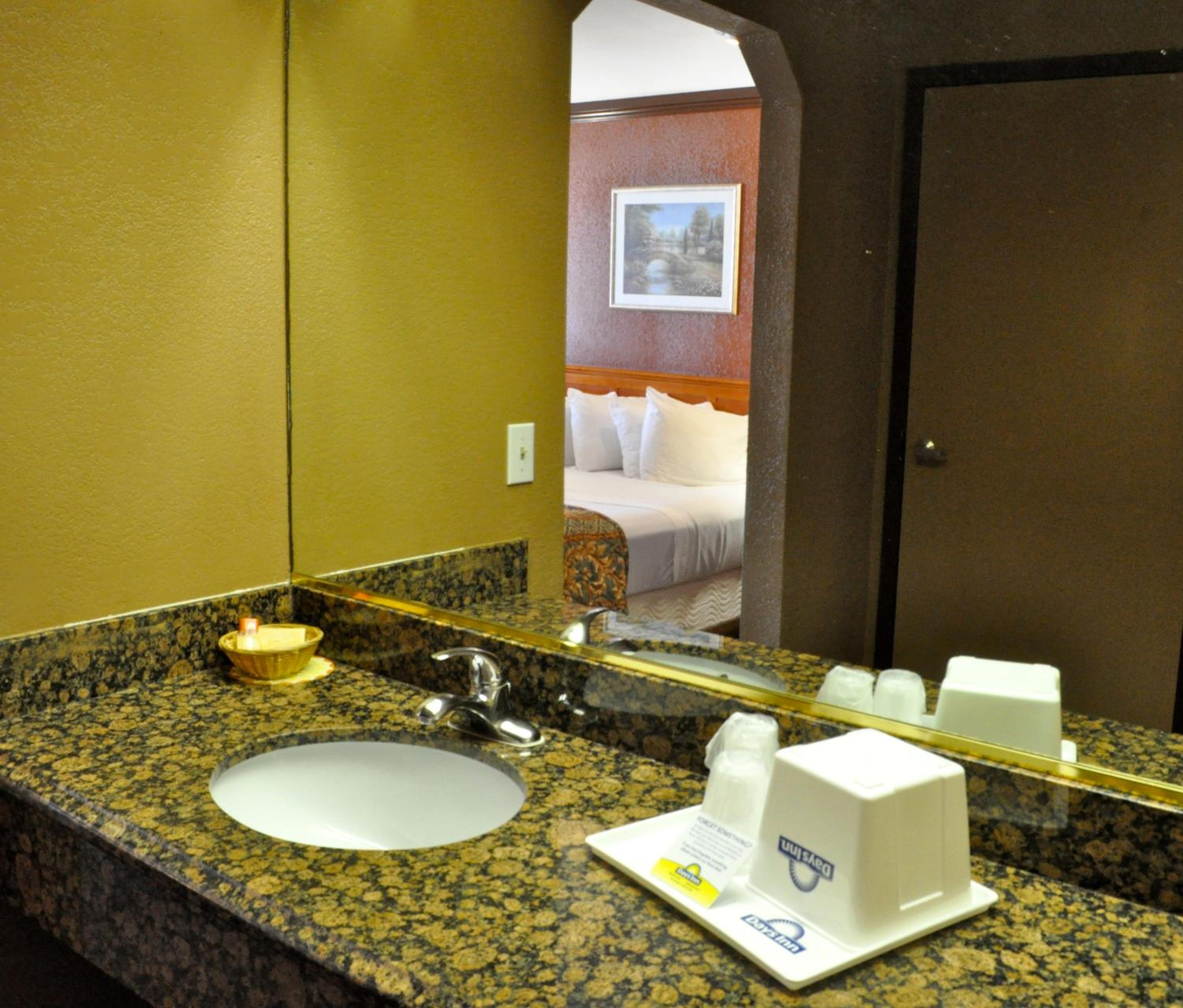 King Studio Suite - Non-Smoking - Photo 2