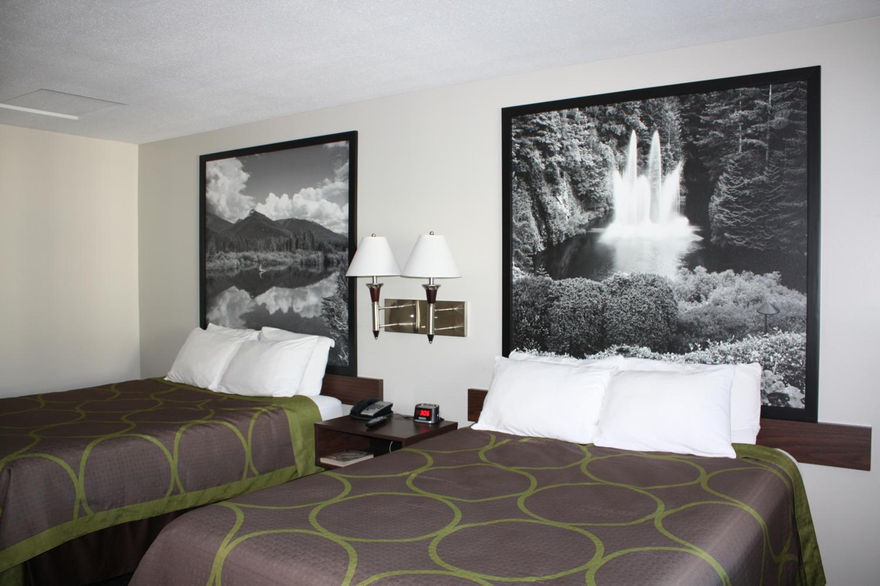 Queen Room with Two Queen Beds - Non-Smoking - Photo 2