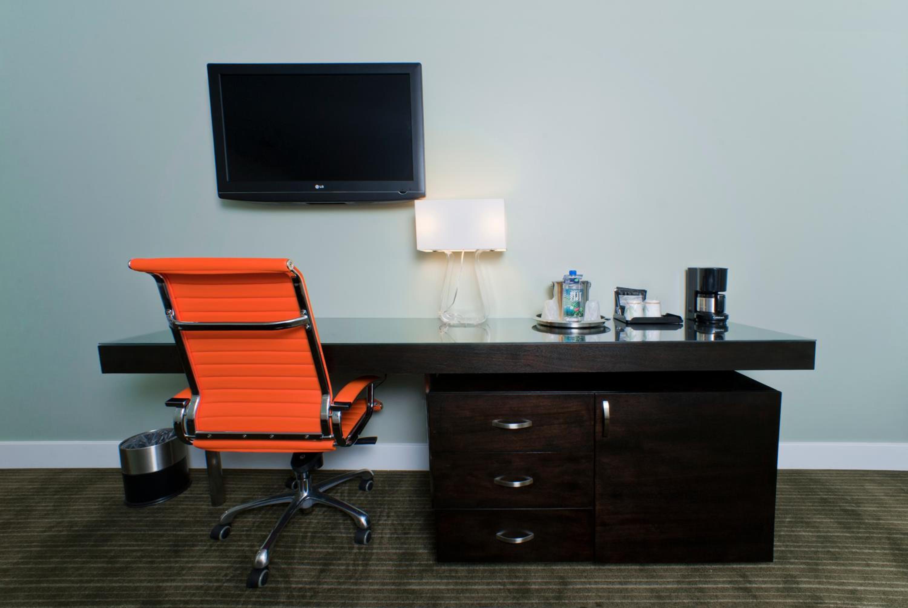 Deluxe King Room - Photo 11